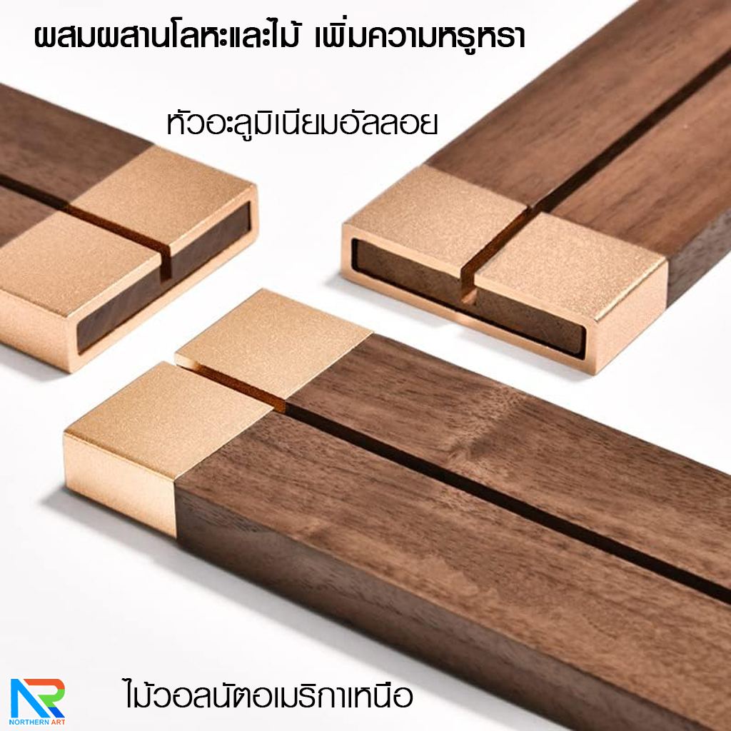 ป้ายชื่อตั้งโต๊ะ รุ่น T4 ขนาด 9x 20 ซม. ฐานไม้จริงสีวอลนัท พร้อมอะคริลิคใส สอดงานพิมพ์ด้านข้าง โชว์งานพิมพ์2 ด้าน