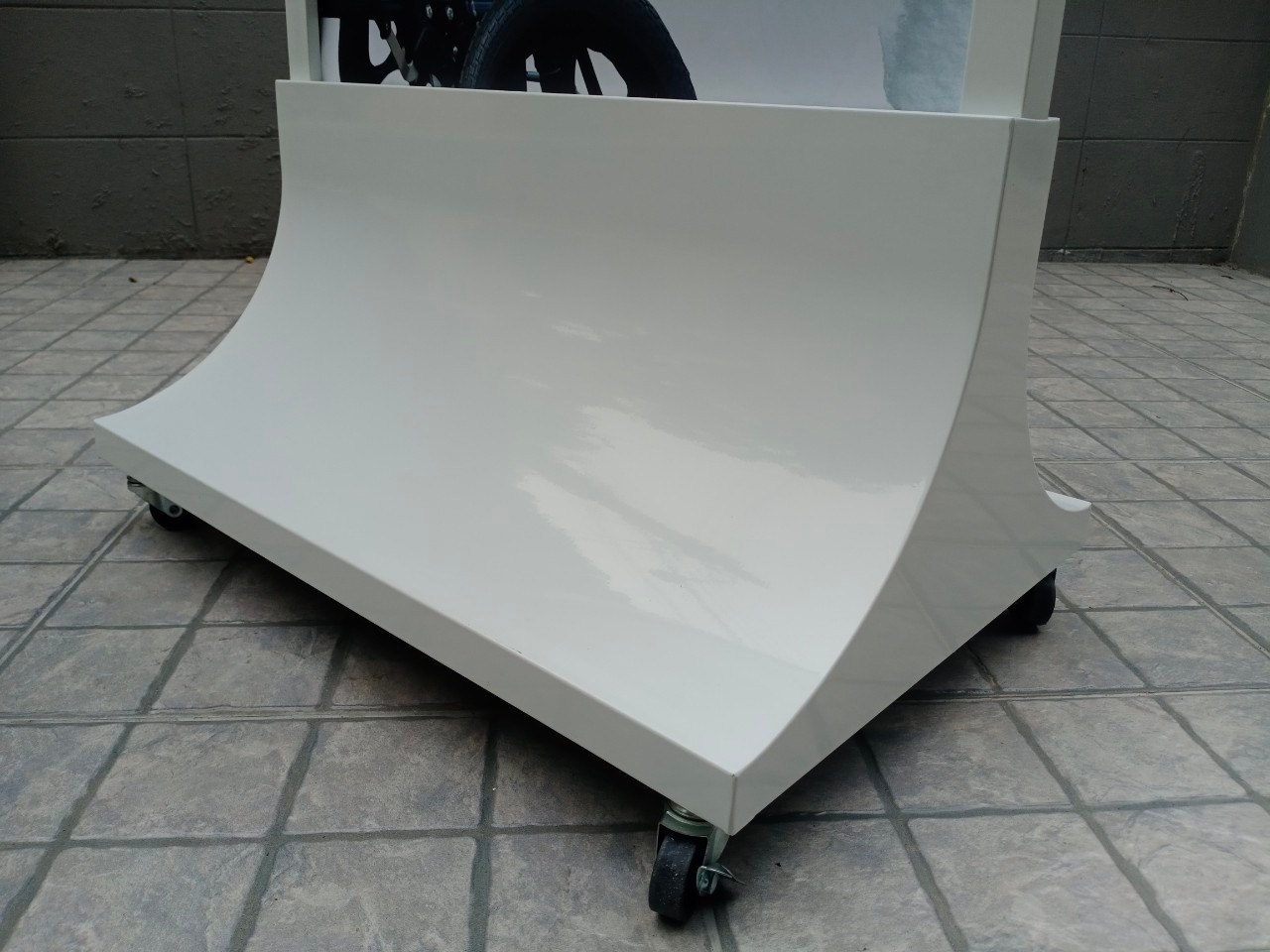 ป้ายตั้งพื้นเหล็ก สีขาว ฐานทรงสามเหลี่ยมโค้ง พร้อมล้อ ขนาด 60x160 ซม. โชว์งานพิมพ์ได้ 2 ด้าน