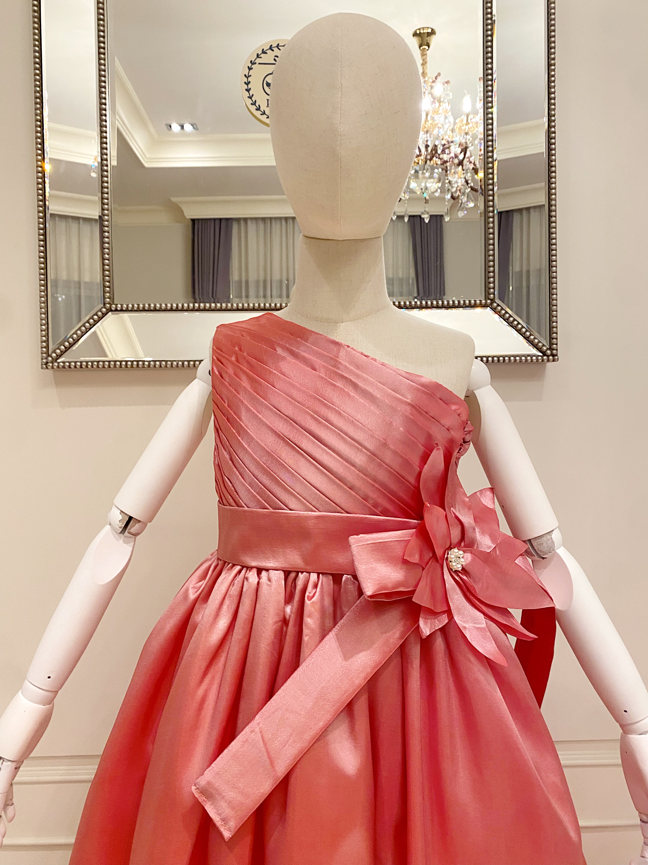 เดรสออกงานราตรียาวไหล่เดียวสีชมพูพีช (งานไฮพรีเมี่ยม) ดีเทลจับเดรปกระโปรงบานยาวแบบหางปลา