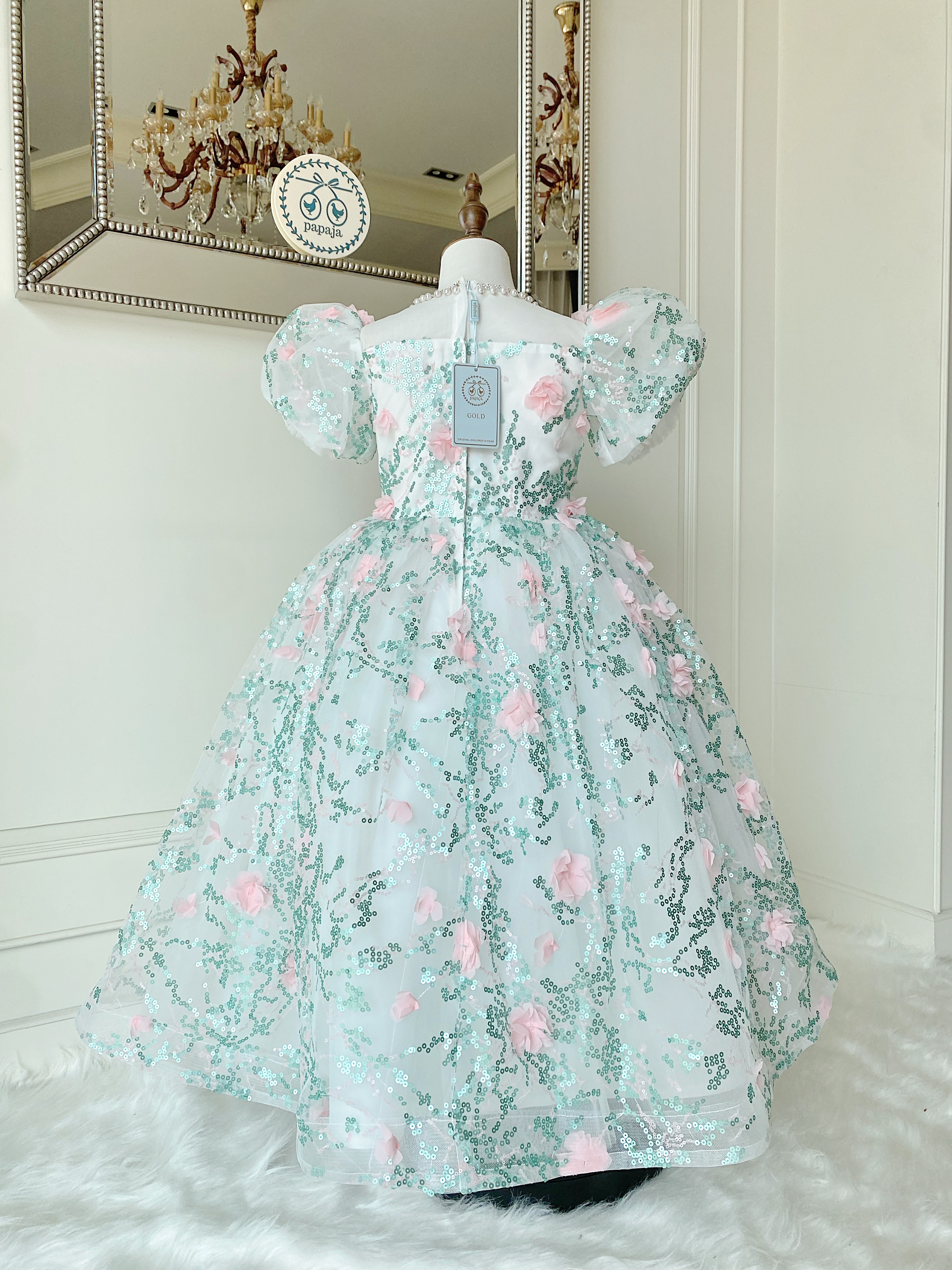 เดรสออกงานราตรียาวแขนตุ๊กตาสีขาวปักลายเถาวัลย์และดอกไม้ 3D สีชมพูอ่อน