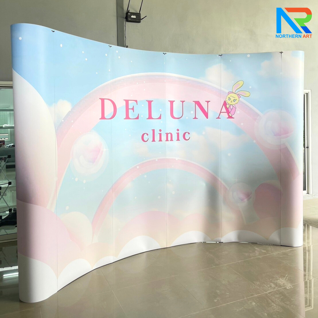 BACK DROP ฉากแบคดรอป รุ่นมน แบบโค้ง โครงอะลูมิเนียม ถอดประกอบได้ พร้อมงานพิมพ์+โคมไฟ พร้อมกระเป๋าล้อลาก 1 ใบ