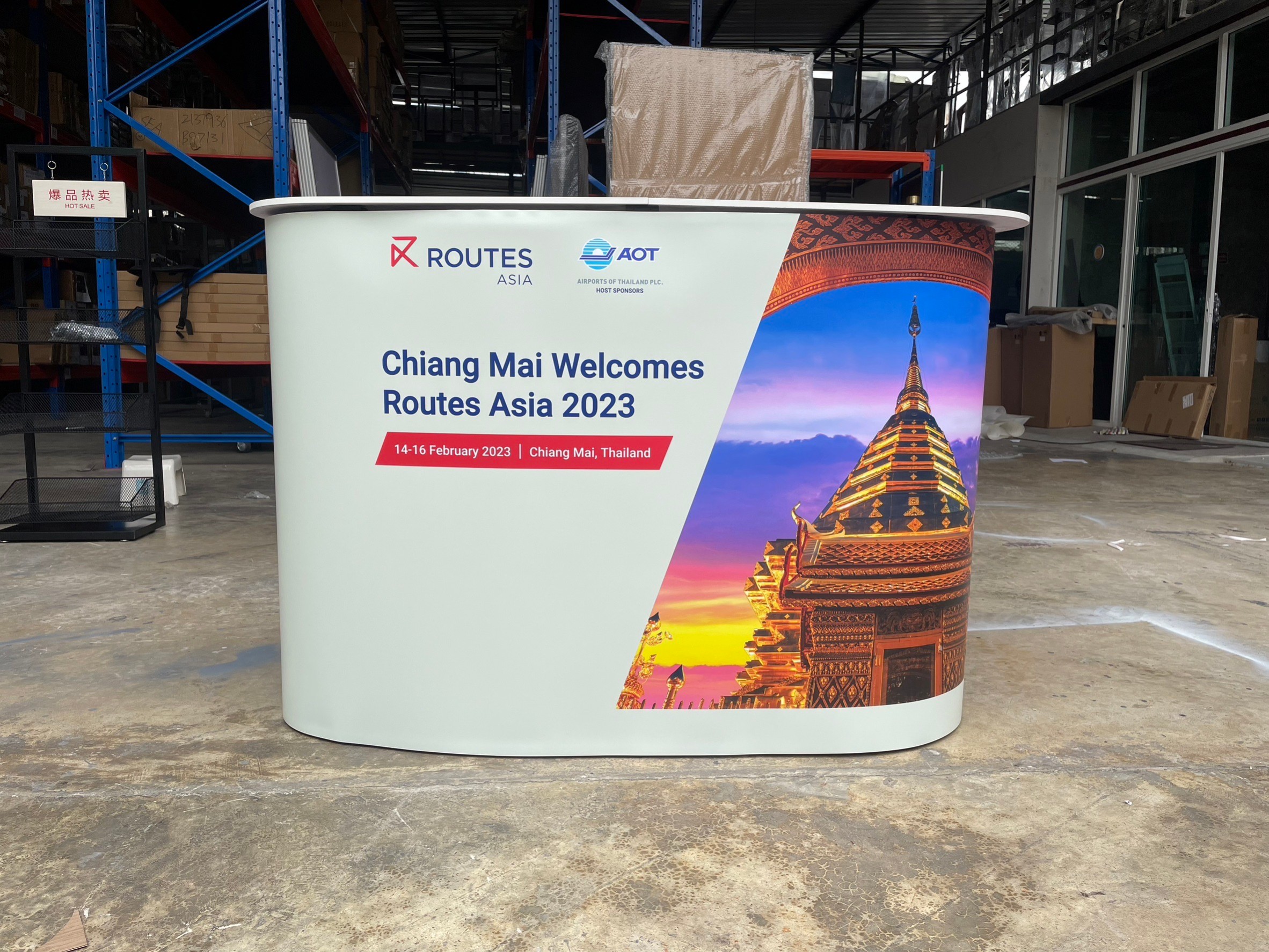 เคาน์เตอร์ออกบูธ รุ่นโค้ง TOPสีขาว มีชั้นวาง ขนาด (W)131 x (D)39 x (H) 87 cm.โครงอะลูมิเนียม พับเก็บได้ เคลื่อนย้ายสะดวก