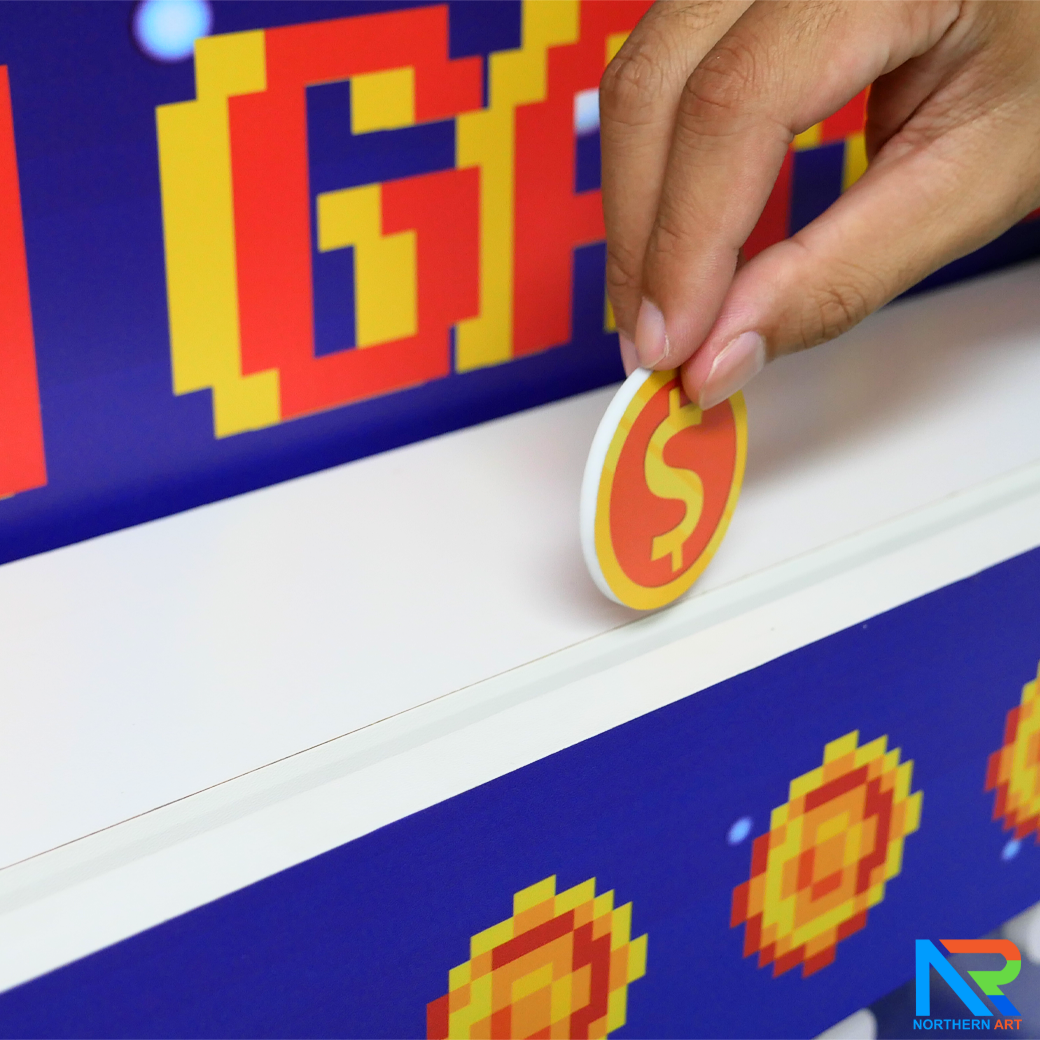 เช่าเกมส์หย่อนเหรียญตั้งพื้น มีล้อ ขนาด (W)80 X (D)30 X (H)150 cm. วัสดุไม้MDFปิดผิวเมลามีน และแผ่นอะคริลิคใส พร้อมเหรียญอะคริลิค 12 อัน