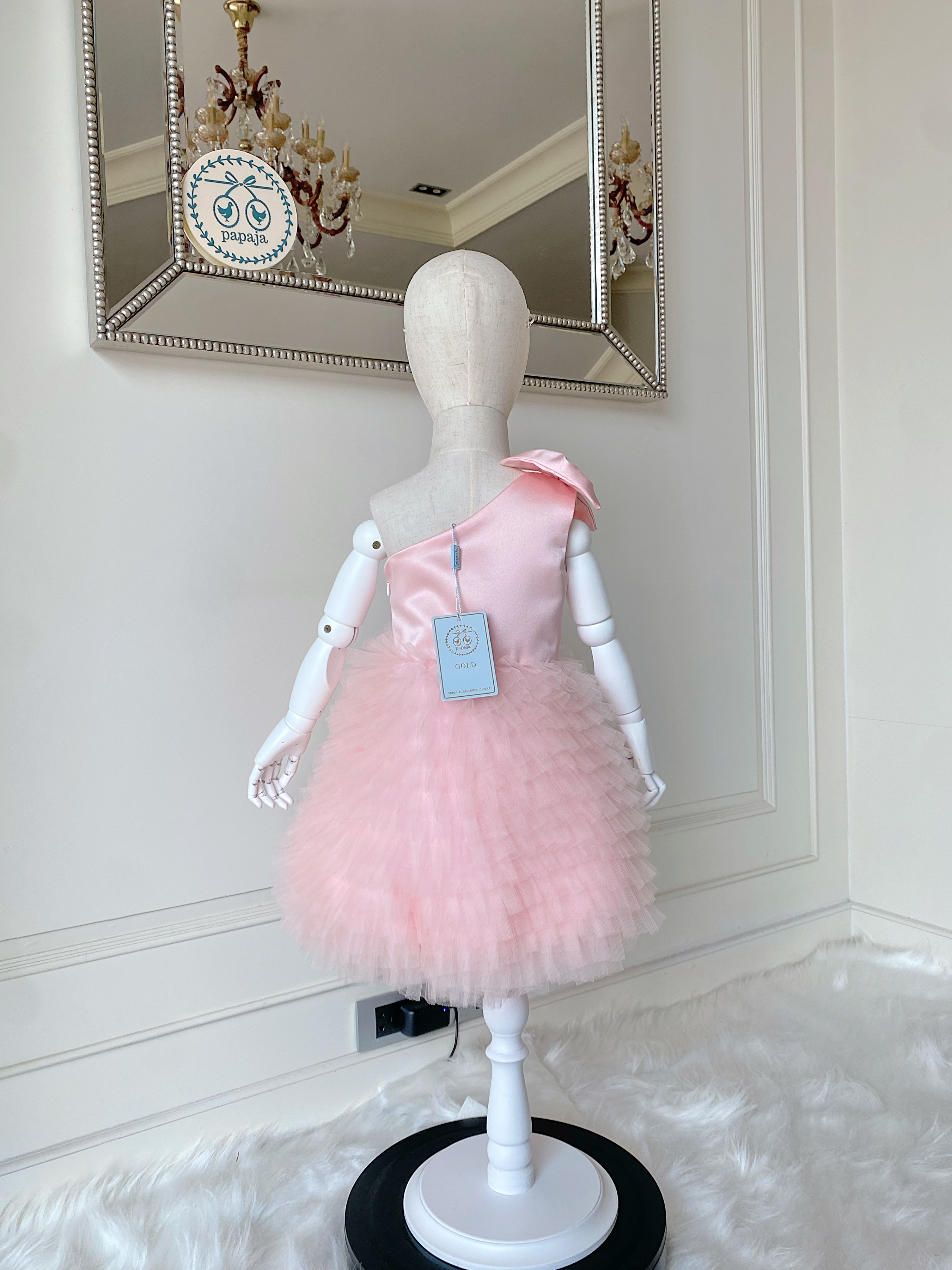 เดรสราตรีสั้นสีชมพูอ่อน ดีเทลไหล่เดียวตกแต่งโบว์ กระโปรงฟูน่ารัก