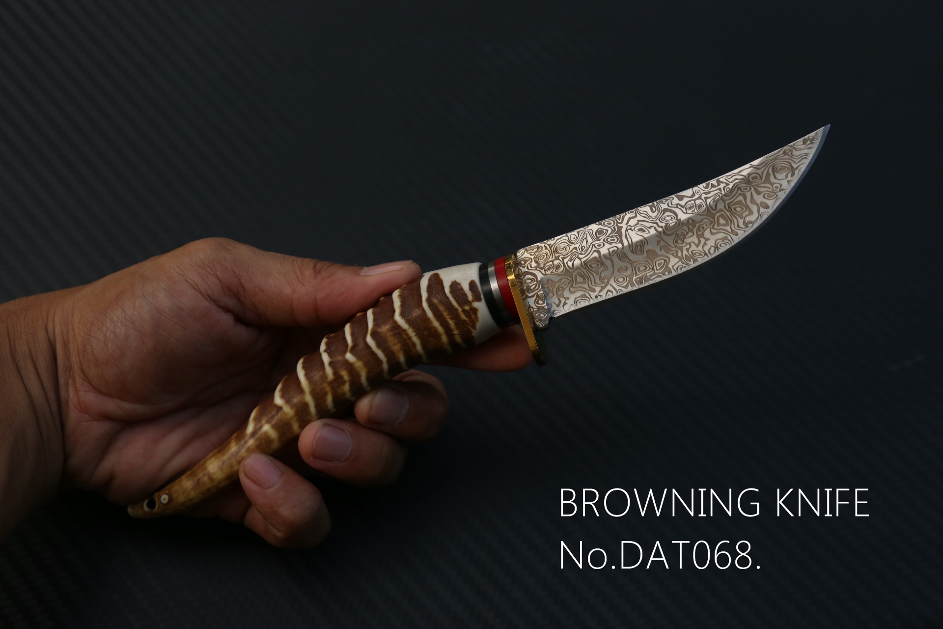 มีดเดินป่า Browning No.DAT068 ใบมีดลายสวยงาม ด้ามเขากวางจำลอง พร้อมซองไนลอน