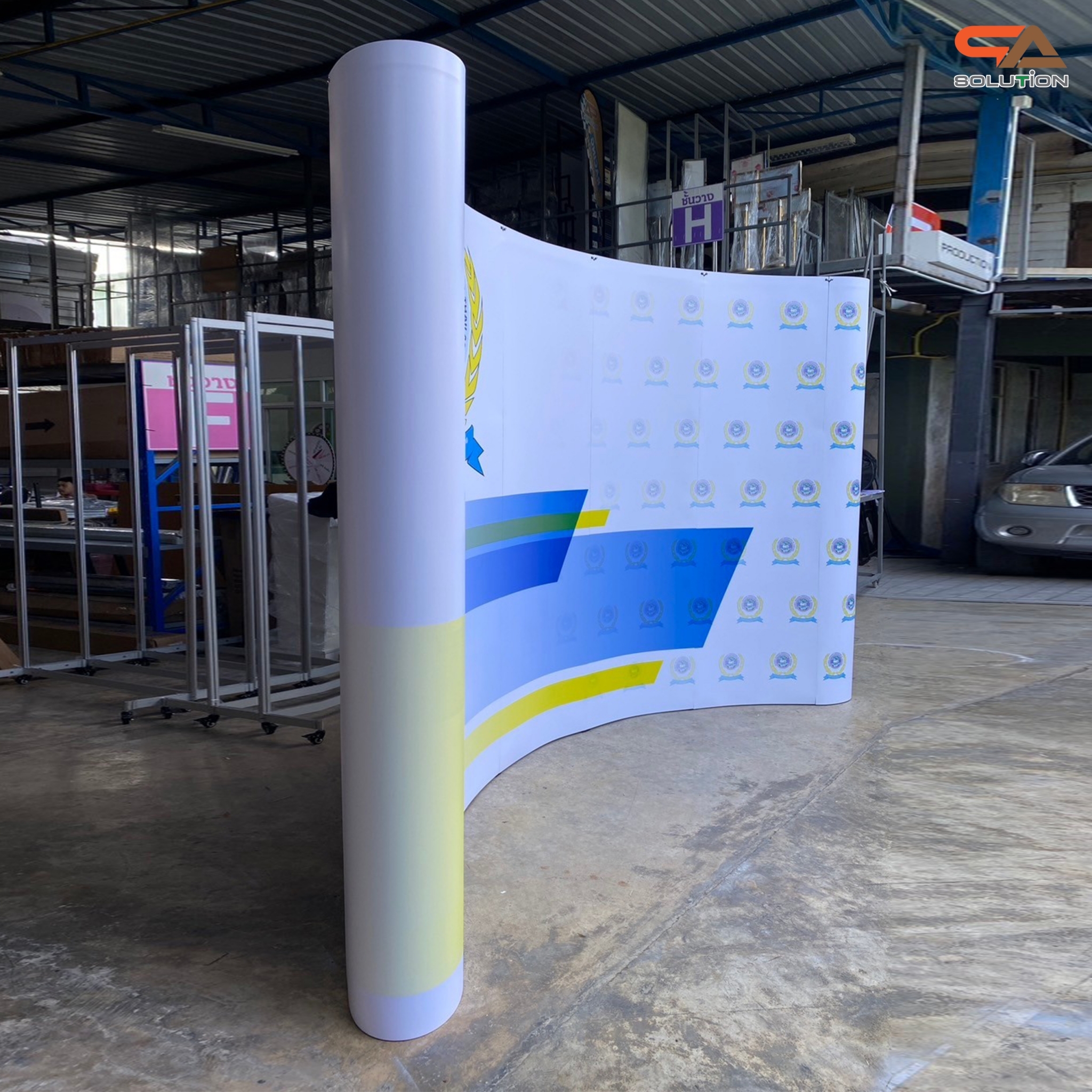 BACK DROP ฉากแบคดรอป รุ่นมน แบบโค้ง โครงอะลูมิเนียม ถอดประกอบได้ พร้อมงานพิมพ์+โคมไฟ พร้อมกระเป๋าล้อลาก 1 ใบ