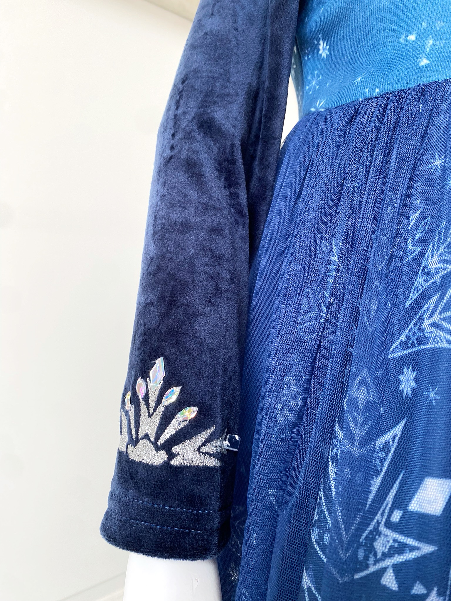 ชุดเจ้าหญิงเอลซ่าสีน้ำเงินเข้ม บุขนฟรีซกันหนาวอย่างดี มีปกขนสีขาวถอดออกได้