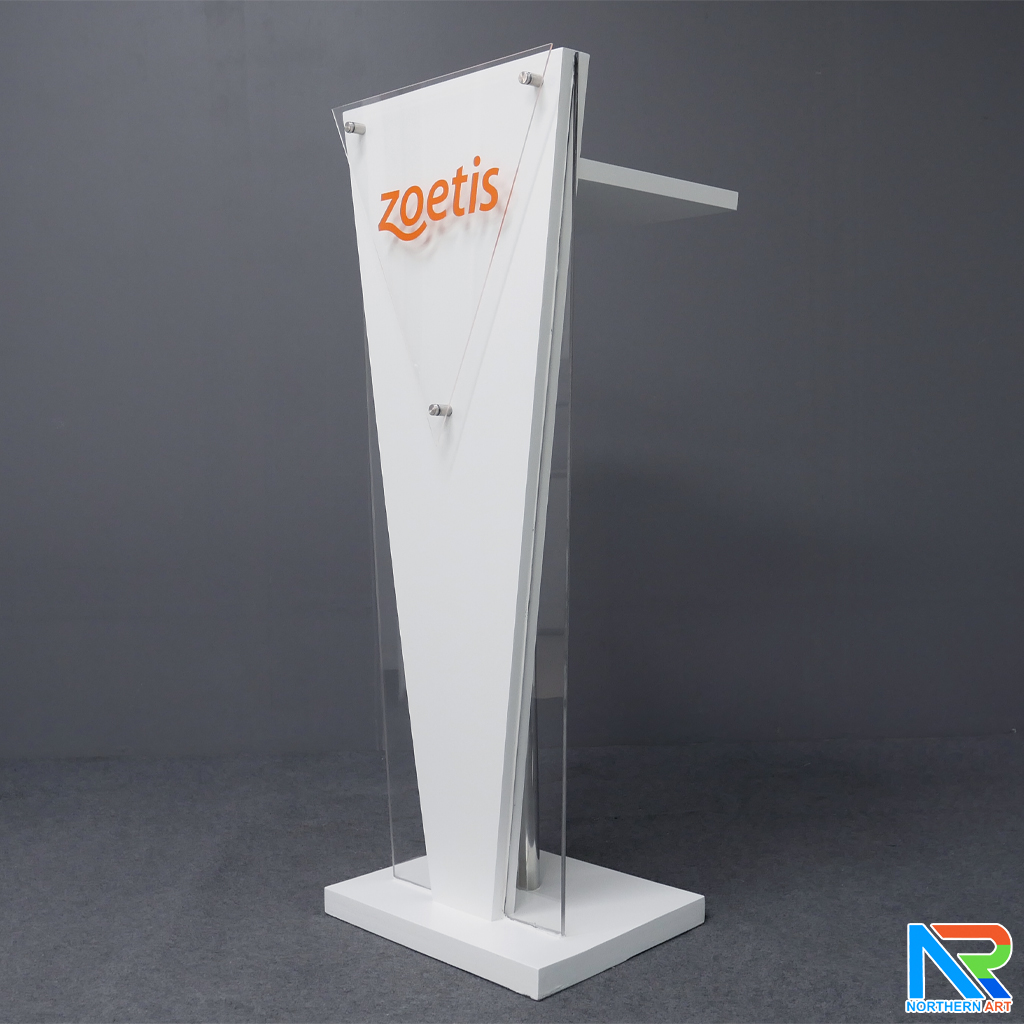 โพเดียมไม้สีขาว ทรงสามเหลี่ยม ขนาด (W) 45 x (L) 35 x (H) 120 cm. ด้านข้างอะคริลิคใส หนา 8 มม. ด้านหน้าอะคริลิคใส ติดหมุด สำหรับติดโลโก้