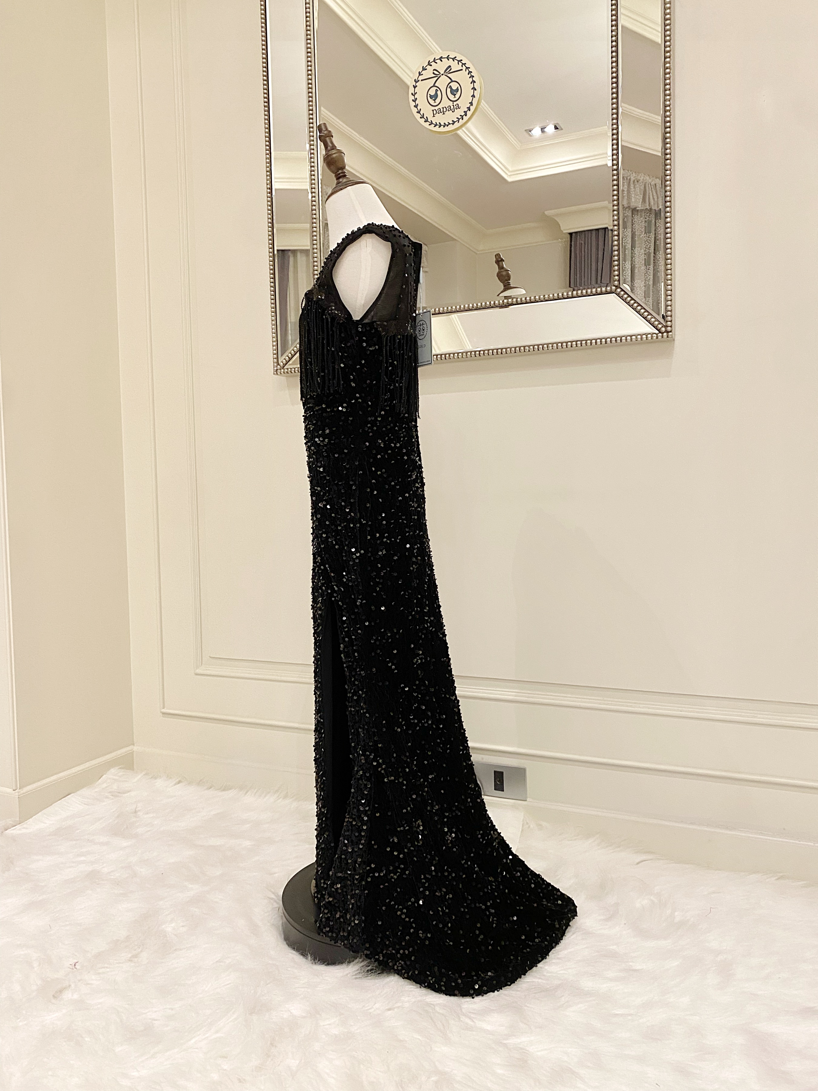 เดรสราตรียาวหางปลาสีดำแขนกุดปักเลื่อมทั้งชุด ดีเทลไหล่ซีทรู ชุดนี้แพทเทริน์ใส่สวยเข้ารูปร่าง