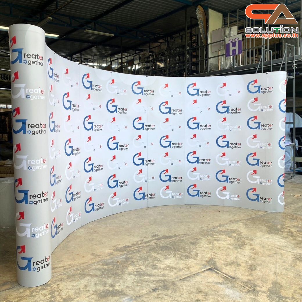 BACK DROP ฉากแบคดรอป รุ่นมน แบบโค้ง โครงอะลูมิเนียม ถอดประกอบได้ พร้อมงานพิมพ์+โคมไฟ พร้อมกระเป๋าล้อลาก 1 ใบ