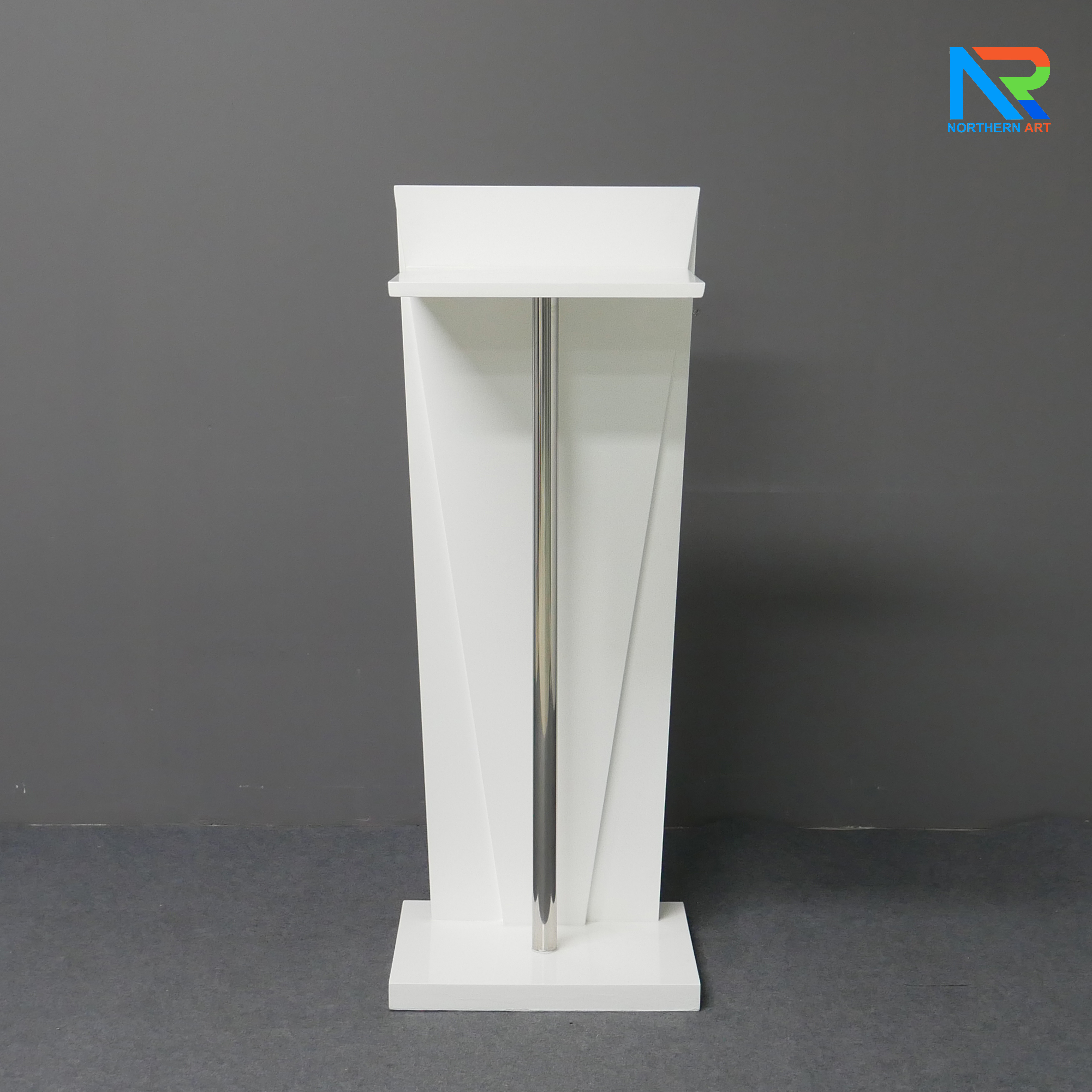 โพเดียมไม้สีขาว ทรงสามเหลี่ยม ขนาด (W) 45 x (L) 35 x (H) 120 cm. ด้านหน้าอะคริลิคใส ติดหมุด สำหรับติดโลโก้