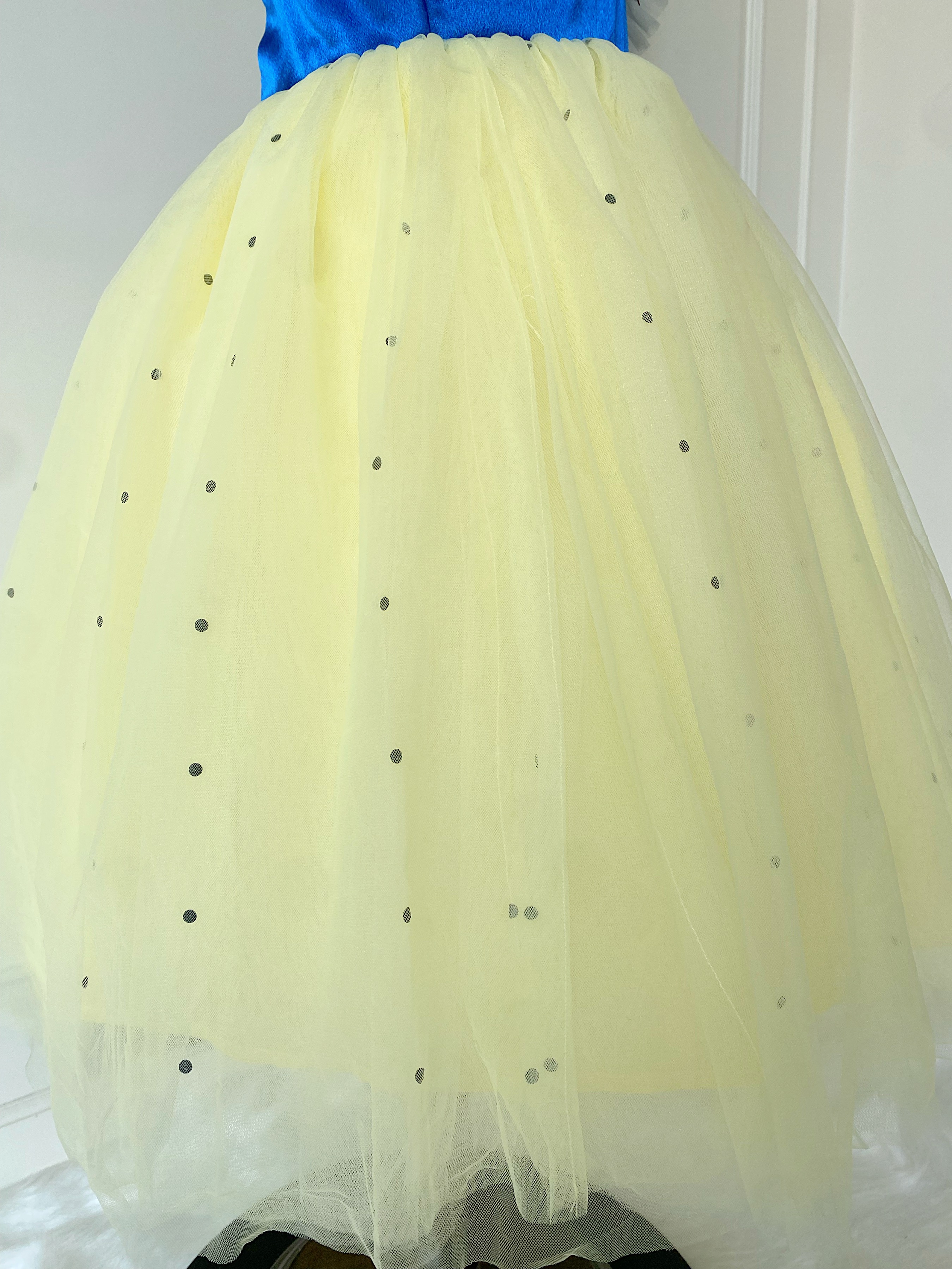 ชุดเจ้าหญิงสโนวไวท์พร้อมที่คาดผมสีแดง ช่วงอกเดินเส้นริบบิ้นไขว้