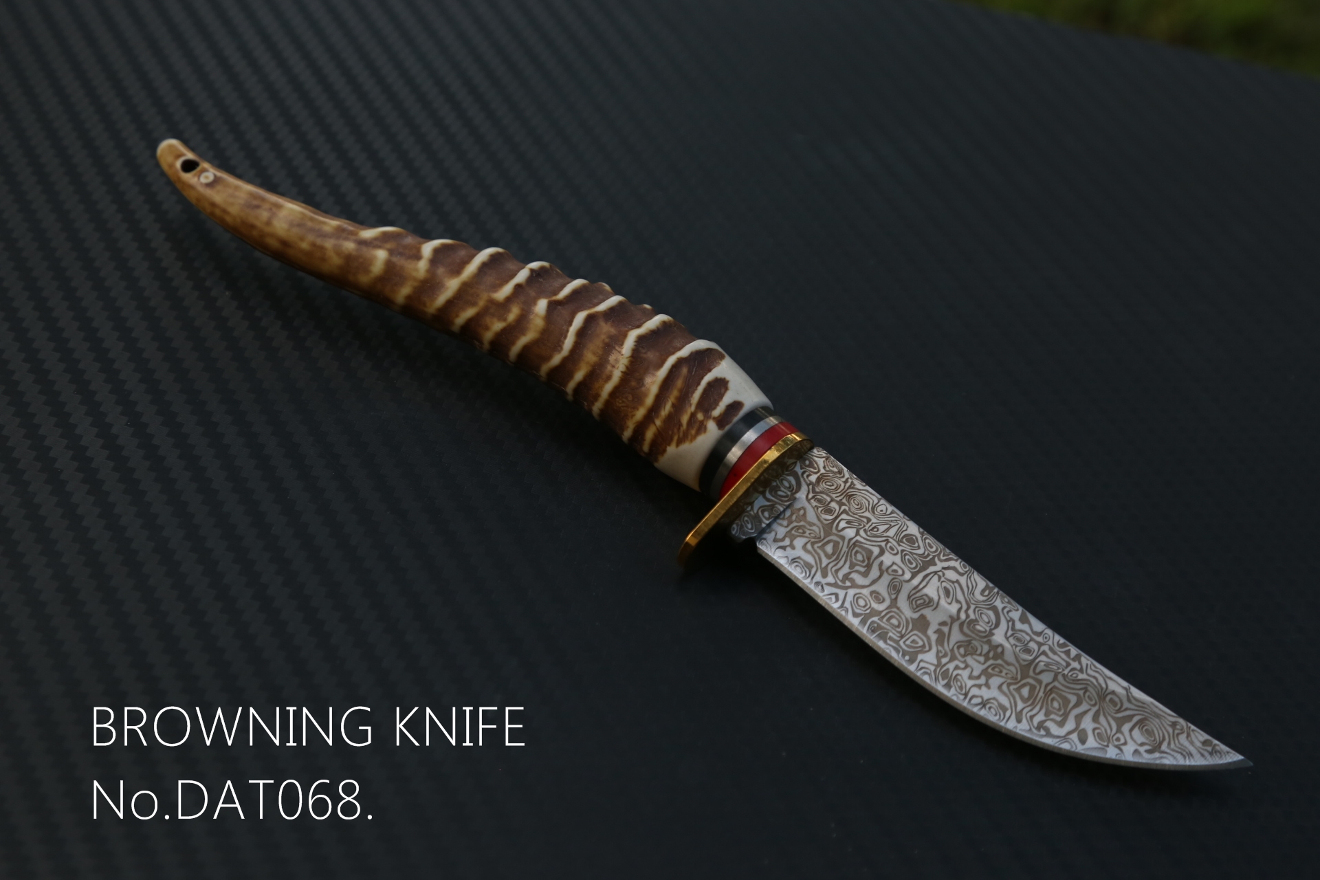 มีดเดินป่า Browning No.DAT068 ใบมีดลายสวยงาม ด้ามเขากวางจำลอง พร้อมซองไนลอน