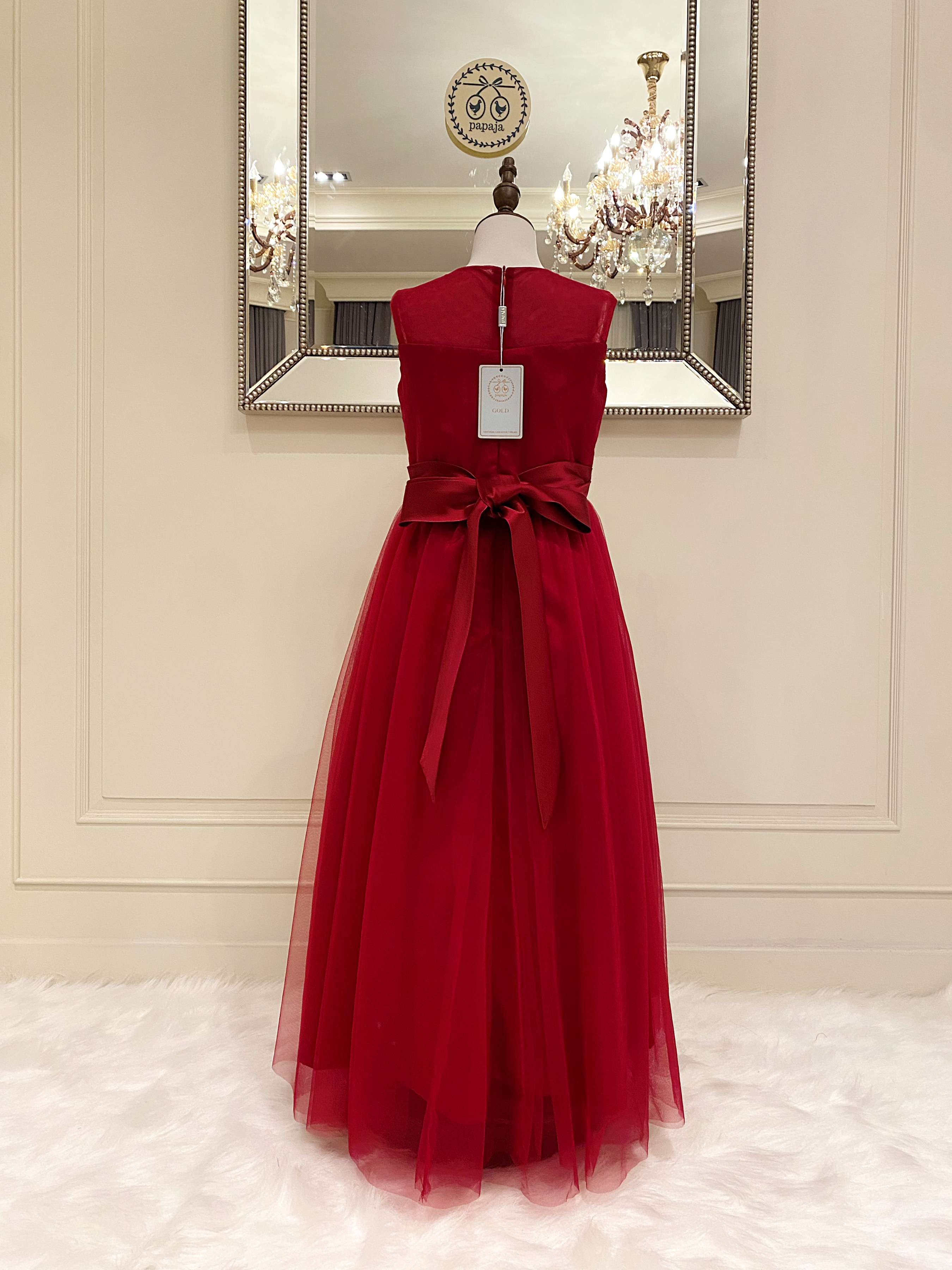 เดรสออกงานราตรียาวแขนกุดสีแดง (Red Lipstick) (งานไฮพรีเมี่ยม) ช่วงไหล่ซีทรู ช่วงเอวประดับผ้าซาติน