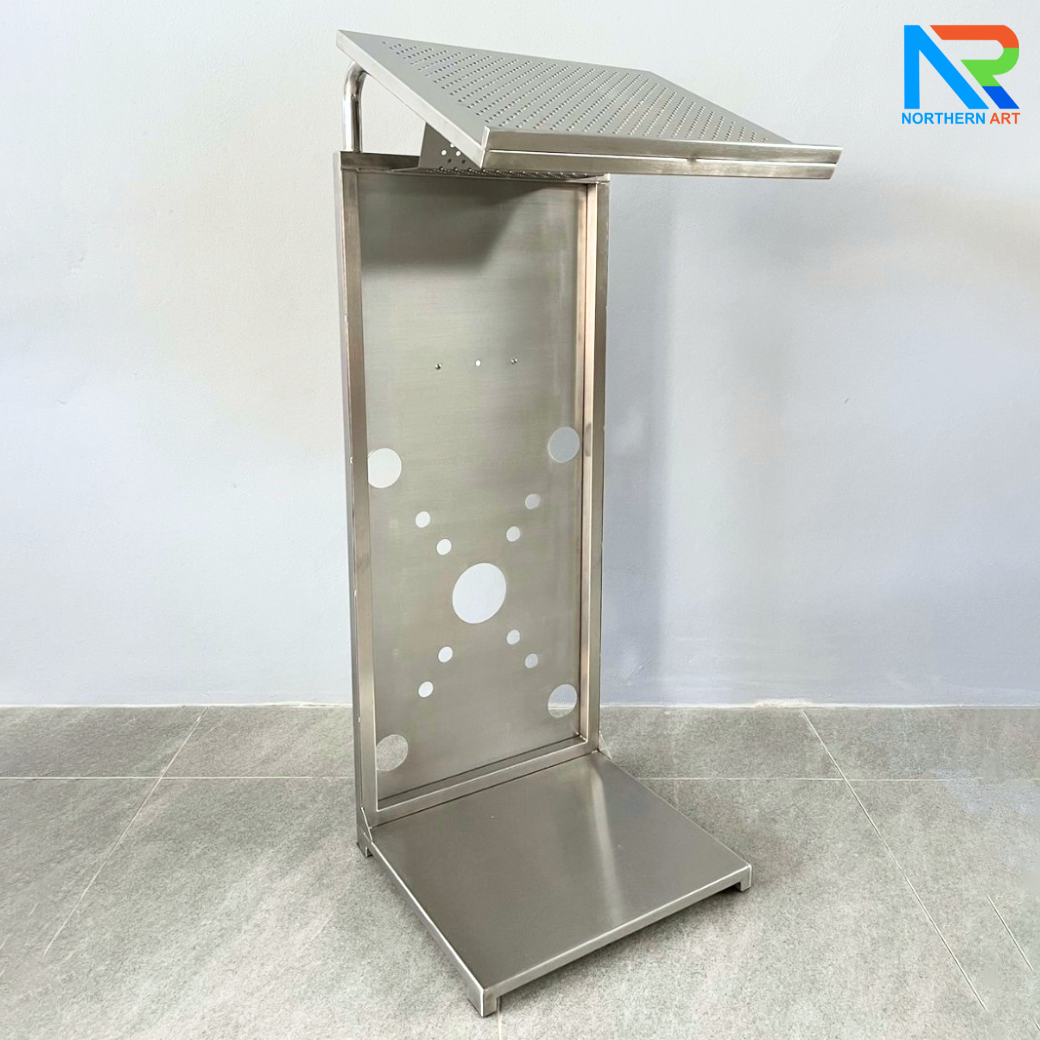 โพเดียมสแตนเลส ST-04 ขนาด (W) 50 x (L) 40 x (H) 116 ซม. ตกแต่งฉลุลายด้านหน้า สแตนเลสเกรด304 ไม่เป็นสนิม แข็งแรง มั่นคง