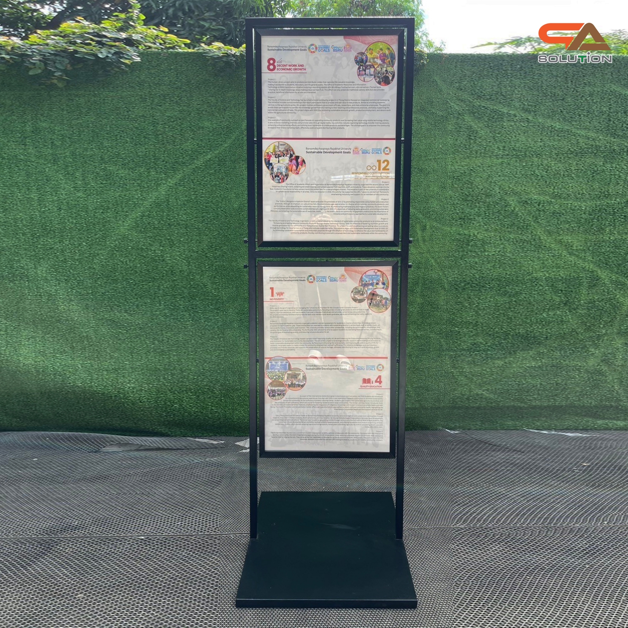 ป้ายตั้งพื้นเหล็ก สีดำ รุ่น 2 เฟรม หมุนได้ 360 องศา ขนาด 50×70 ซม. พร้อมอะคริลิคใสหนา 2 มม. 2 แผ่น สอดงานพิมพ์ทางด้านบน โชว์ภาพ 2 ด้าน