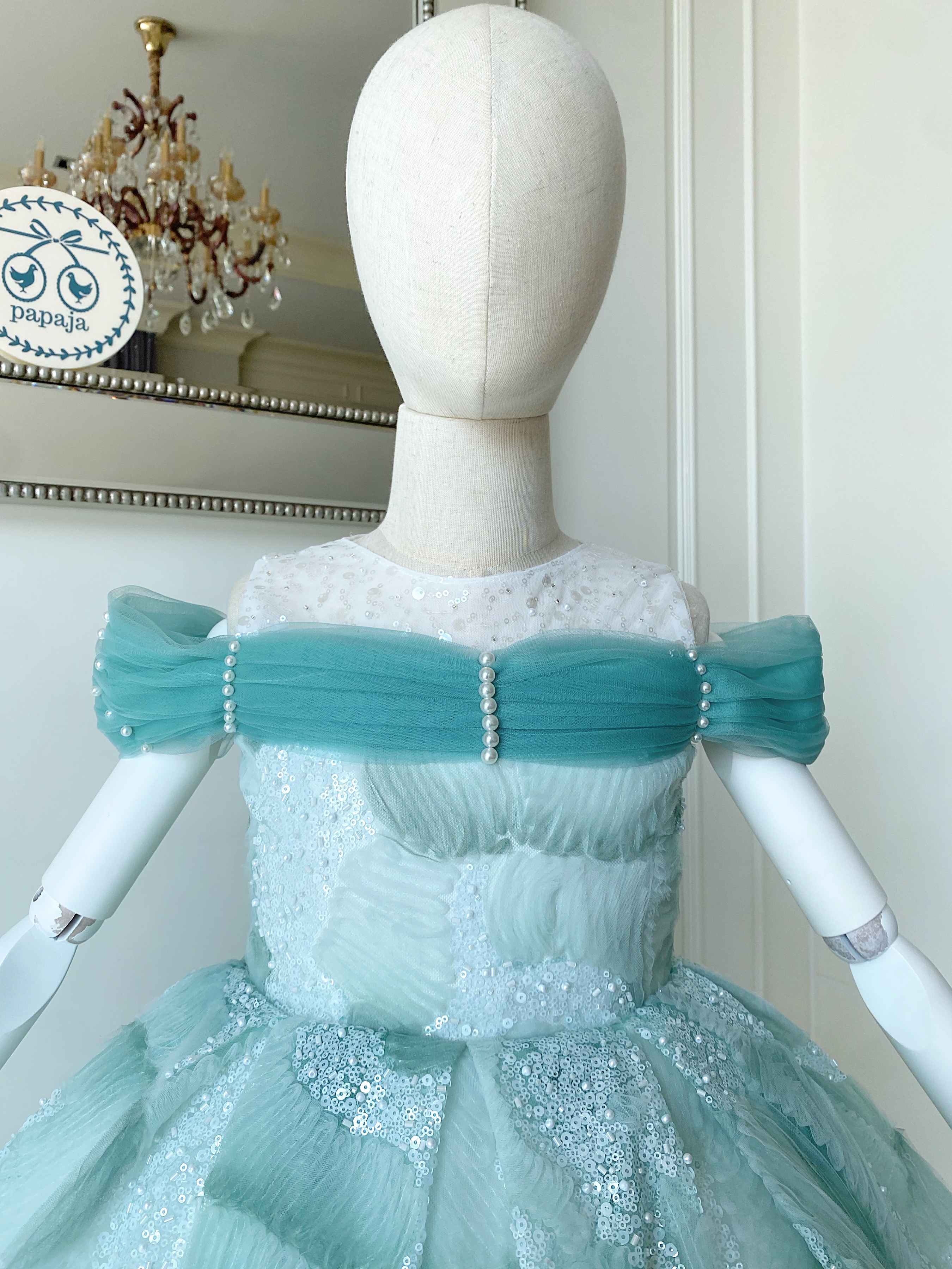 เดรสออกงานราตรีสั้นแขนกุด โทนฟ้าพาสเทลหวานๆ ผ้าลายดอกไม้สวยมาก ดีเทลแต่งผ้าทูลส์รอบไหล่