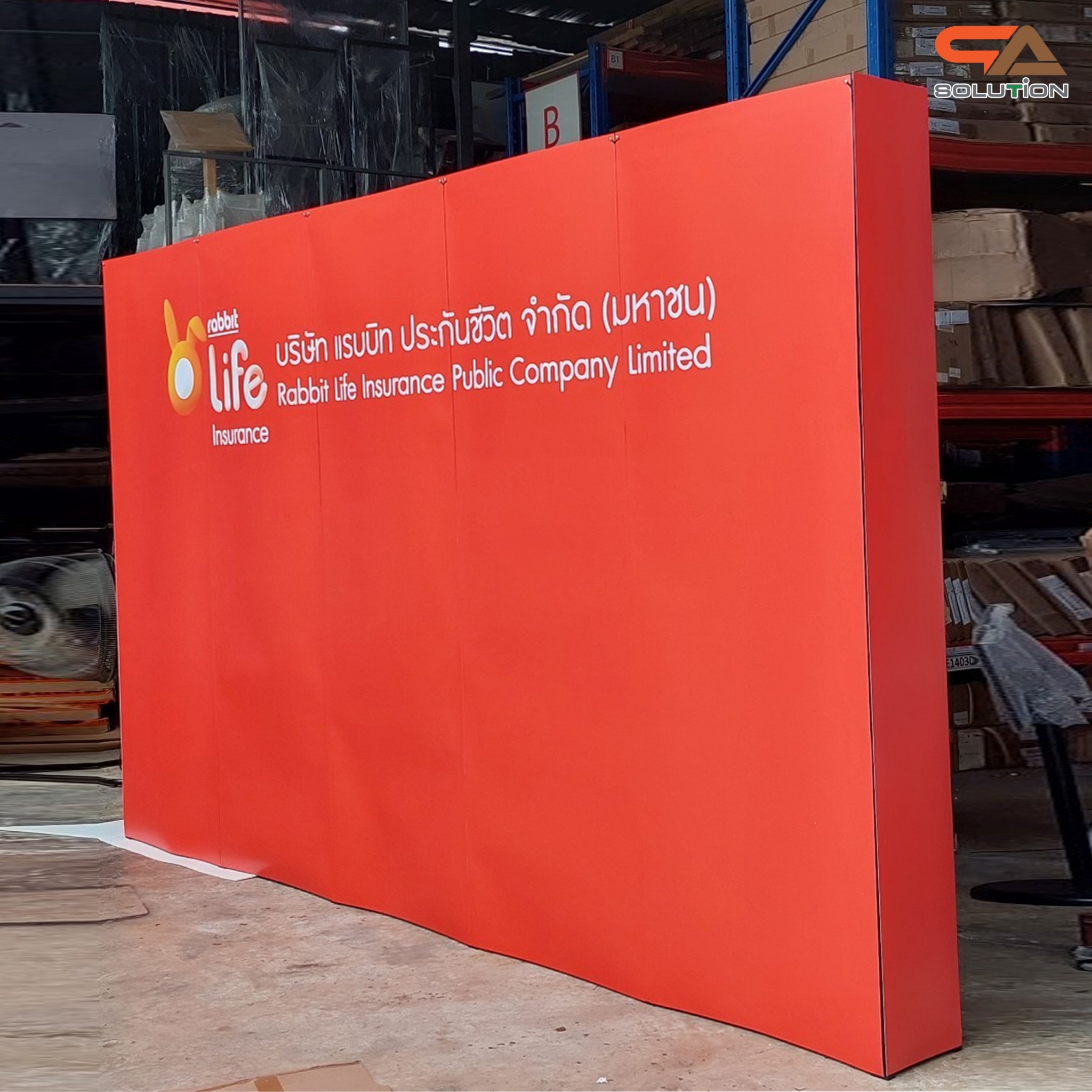 BACK DROP ฉากแบคดรอป รุ่นเหลี่ยม แบบตรง โครงอะลูมิเนียมพร้อมงานพิมพ์ + โคมไฟ 2 ชุด และกระเป๋าล้อลาก 1 ใบ