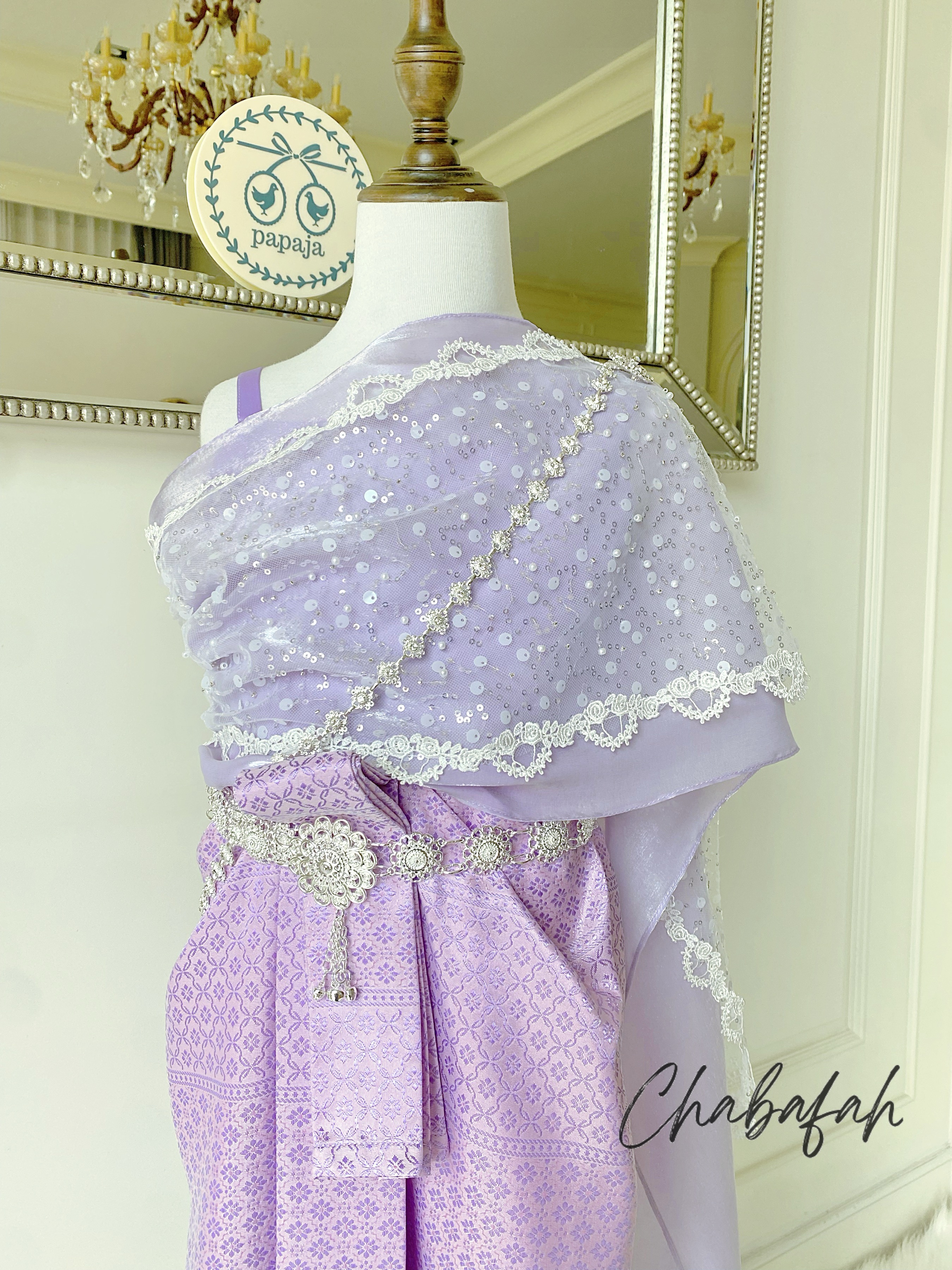 เดรสชุดไทยสไบเฉียง สีม่วงพาสเทล แบรนด์ Chabafah พร้อมเครื่องประดับ 3 ชิ้น