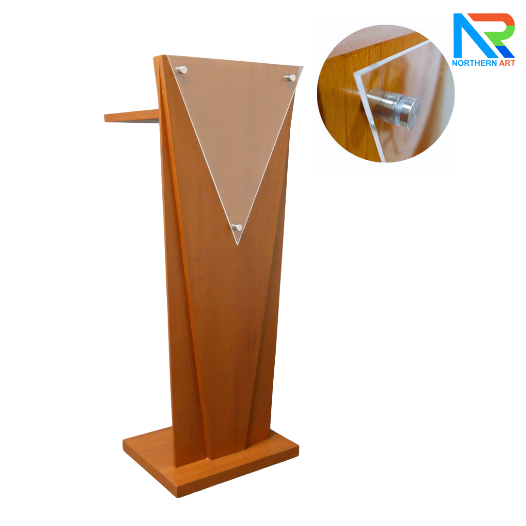โพเดียมลายไม้สีสัก ทรงสามเหลี่ยม ขนาด (W) 45 x (L) 35 x (H) 120 cm. ด้านหน้าอะคริลิคใส ติดหมุด สำหรับติดโลโก้