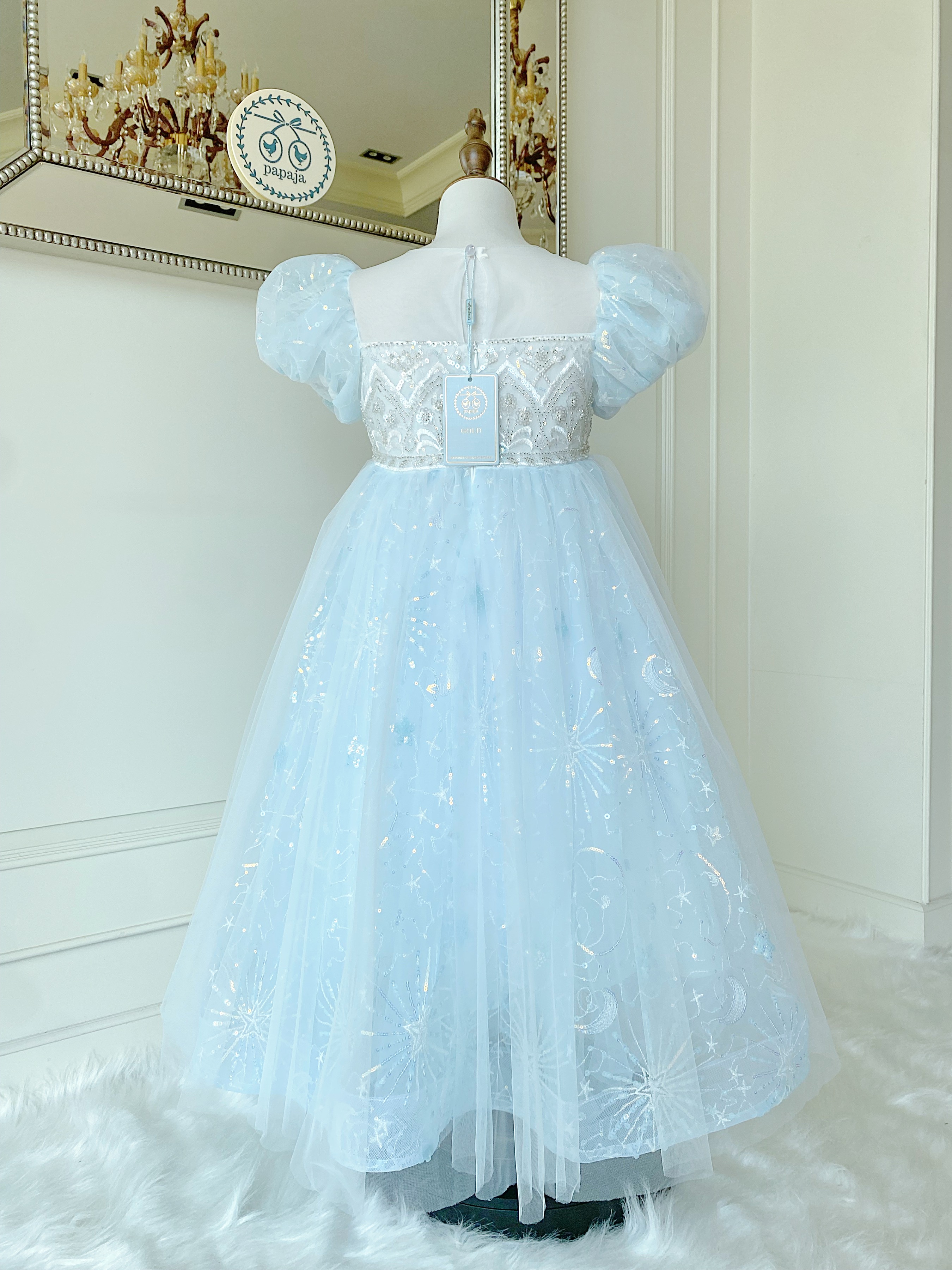 ชุดเจ้าหญิงเอลซ่าแขนตุ๊กตาสีขาว รุ่นไฮพรีเมี่ยม ดีเทลปักลายวิจิตรปราณีตบนอก