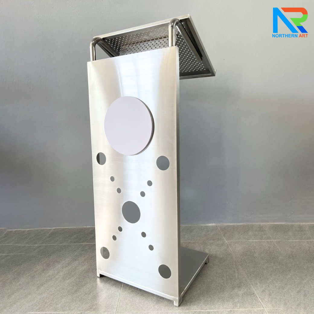 โพเดียมสแตนเลส ST-04 ขนาด (W) 50 x (L) 40 x (H) 116 ซม. ตกแต่งฉลุลายด้านหน้า สแตนเลสเกรด304 ไม่เป็นสนิม แข็งแรง มั่นคง