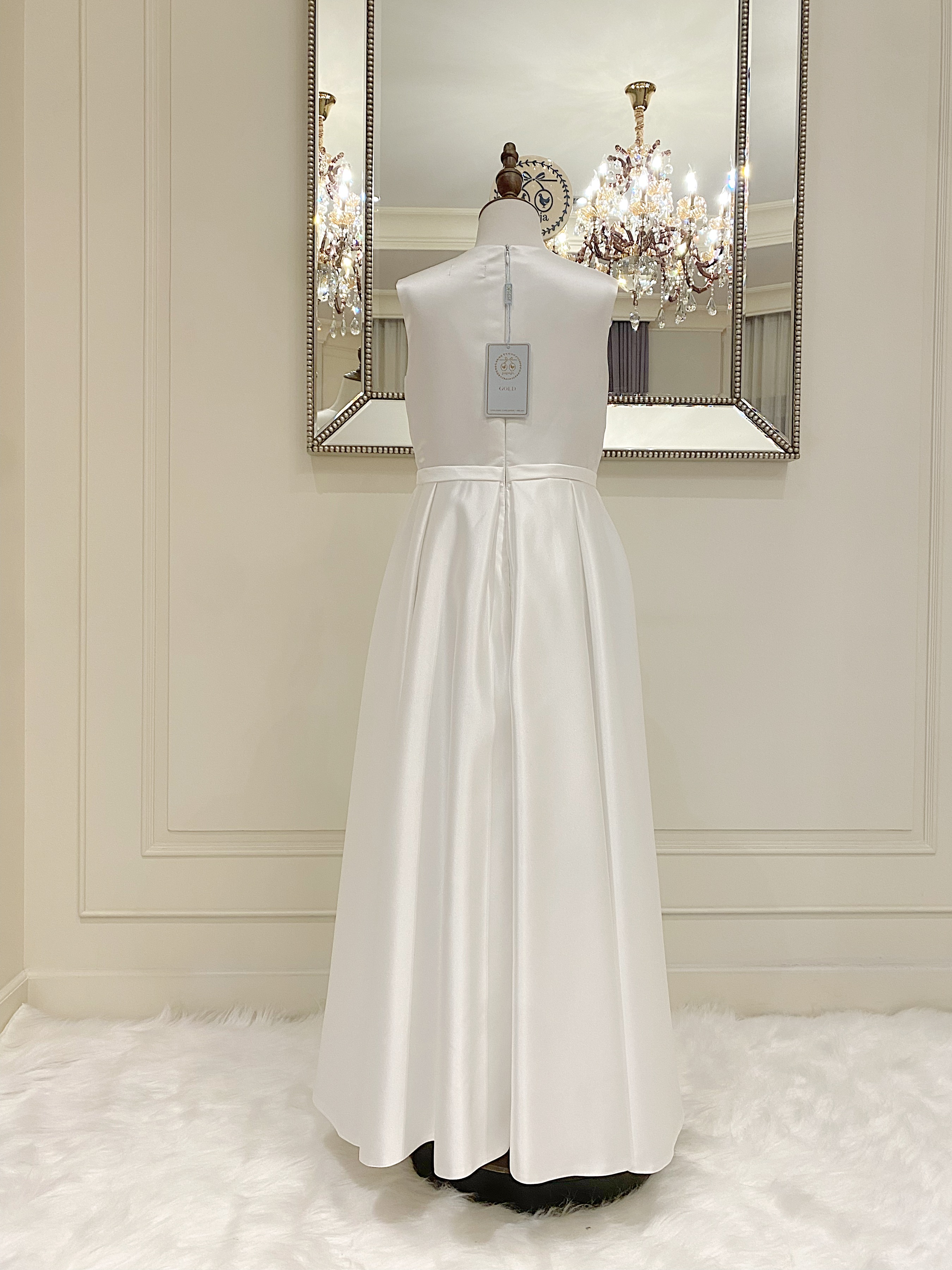 เดรสราตรียาวสีขาวออฟไวท์ แขนกุด ทรงเรียบหรูมินิมอล (งานไฮพรีเมี่ยม) ดีเทลประดับโบว์เล็กๆ ช่วงเอว