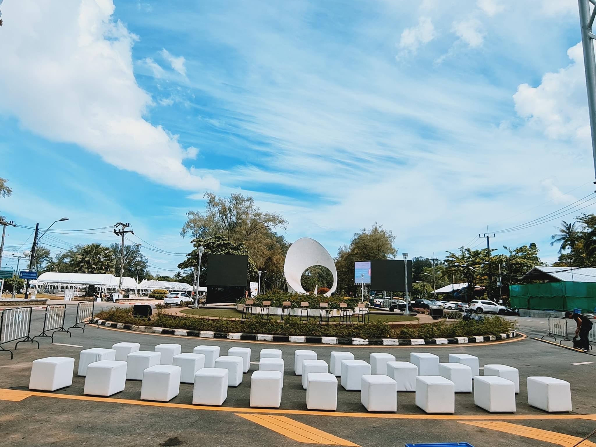 ชุดโต๊ะเก้าอี้สตูลูกเต๋า สีขาว