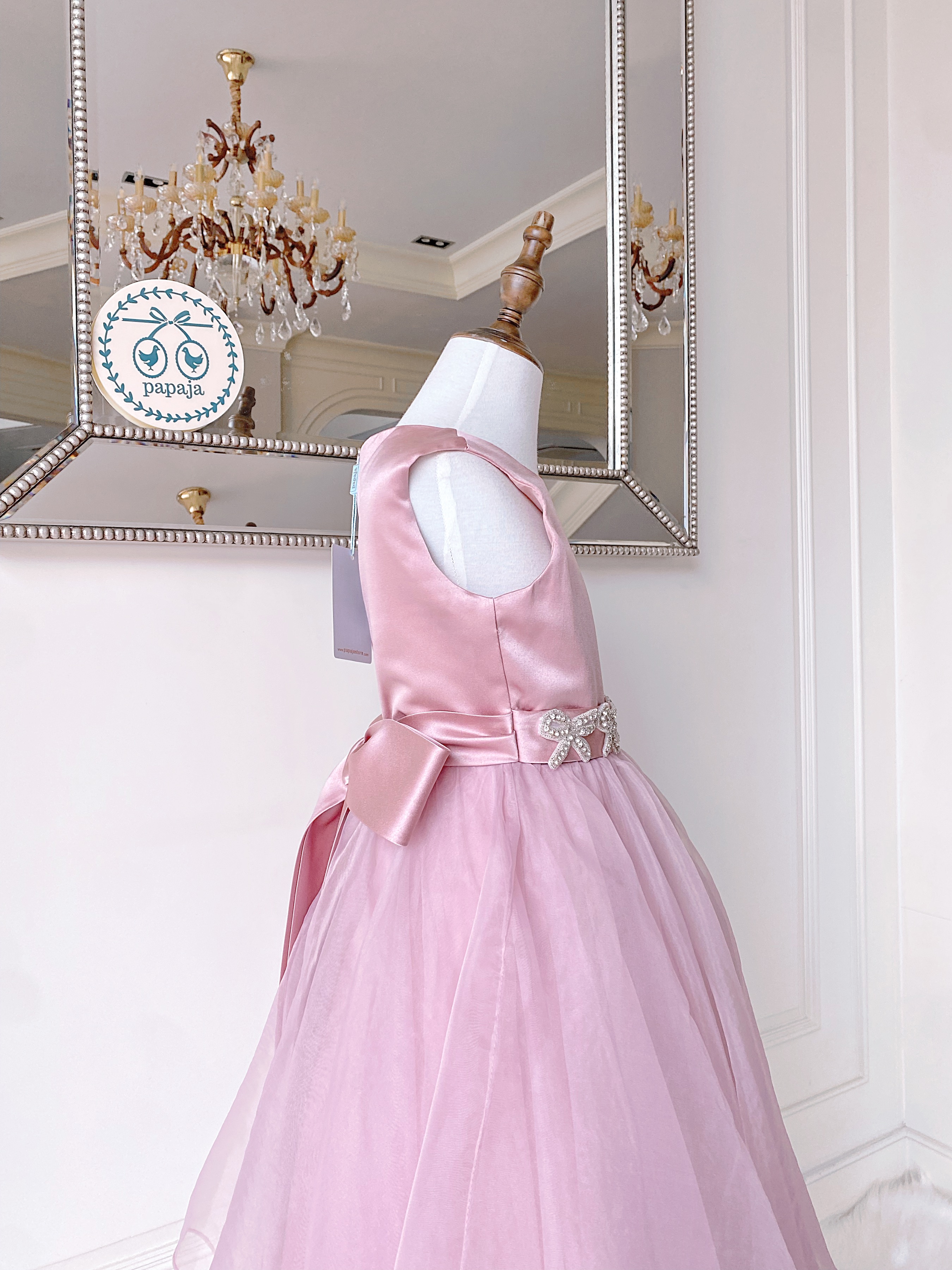 เดรสออกงานราตรียาวแขนกุด สีชมพูหวานอมตุ่น (งานไฮพรีเมี่ยม) ดีเทลลายปักเพชรหนามเตยรูปริบบิ้นที่ช่วงเอว