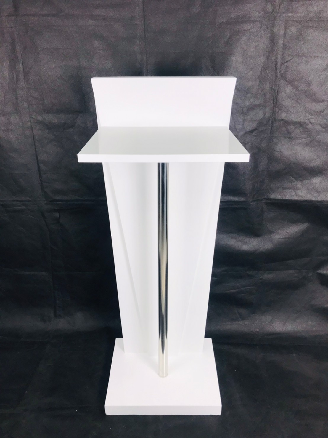 เช่าโพเดียมไม้สีขาว ทรงสามเหลี่ยม Triangle White Podium สีขาว ด้านหน้าอะคริลิคใส ติดหมุด (เฉพาะสาขาเชียงใหม่)