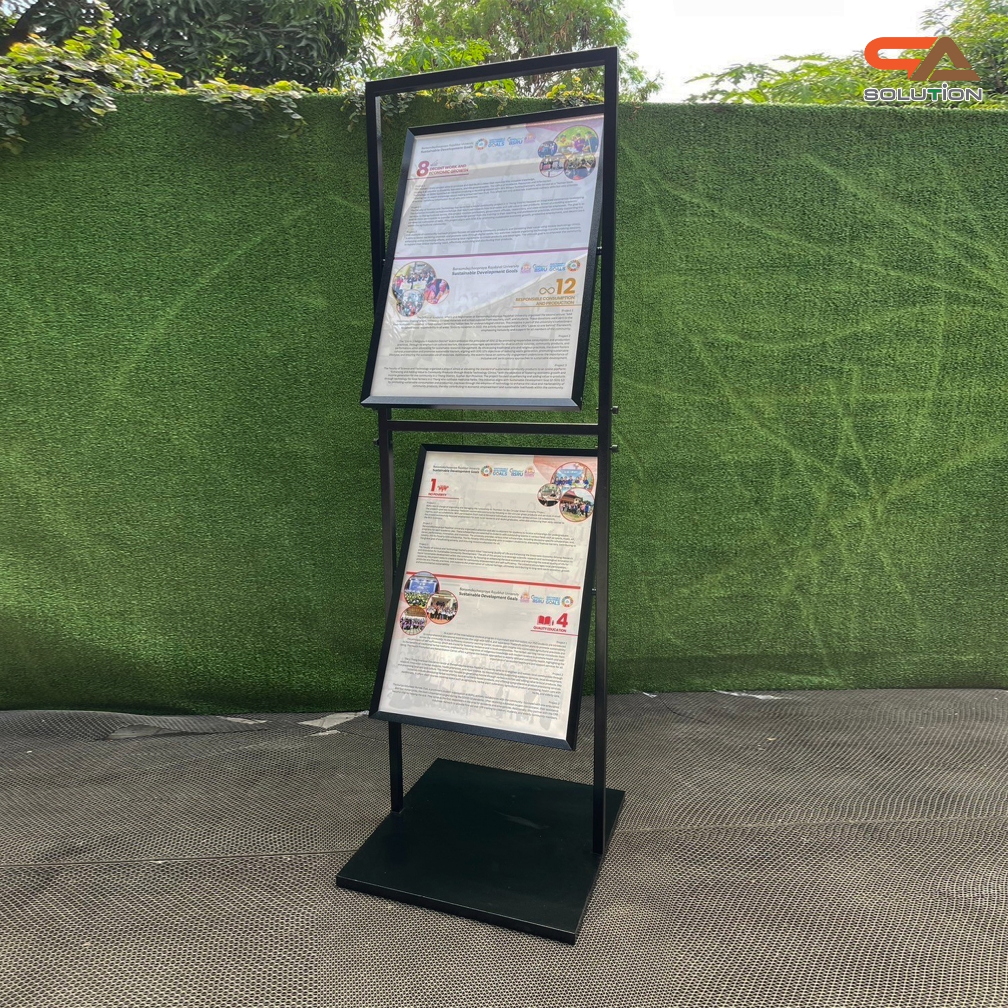 ป้ายตั้งพื้นเหล็ก สีดำ รุ่น 2 เฟรม หมุนได้ 360 องศา ขนาด 50×70 ซม. พร้อมอะคริลิคใสหนา 2 มม. 2 แผ่น สอดงานพิมพ์ทางด้านบน โชว์ภาพ 2 ด้าน