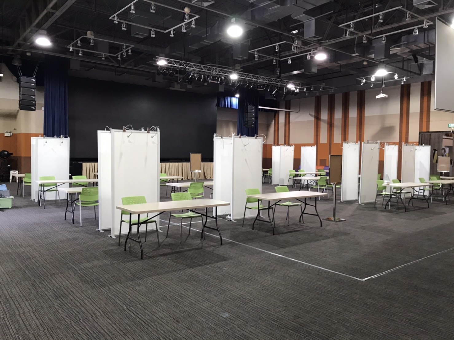 เช่าบอร์ดนิทรรศการ แบบตั้งเดี่ยวพร้อมโคมไฟ ขนาด 100x200 ซม. บริการติดตั้งพร้อมรื้อถอน