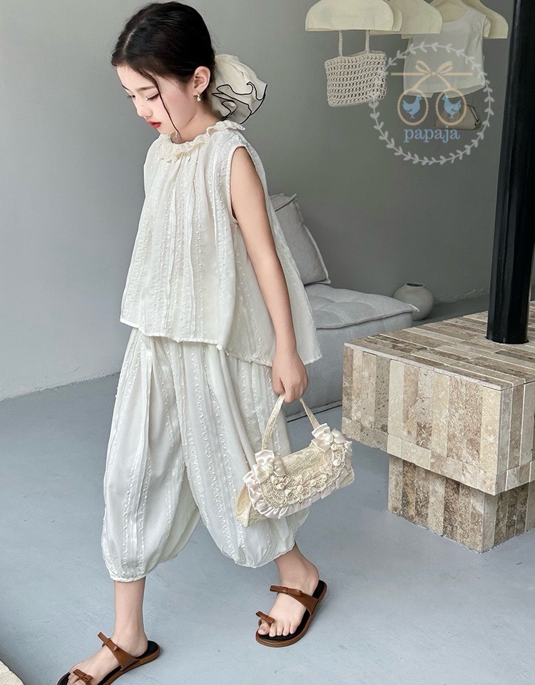 เซตเสื้อแขนกุดสีขาวครีมพร้อมกางเกงทรงฮาเล็ม