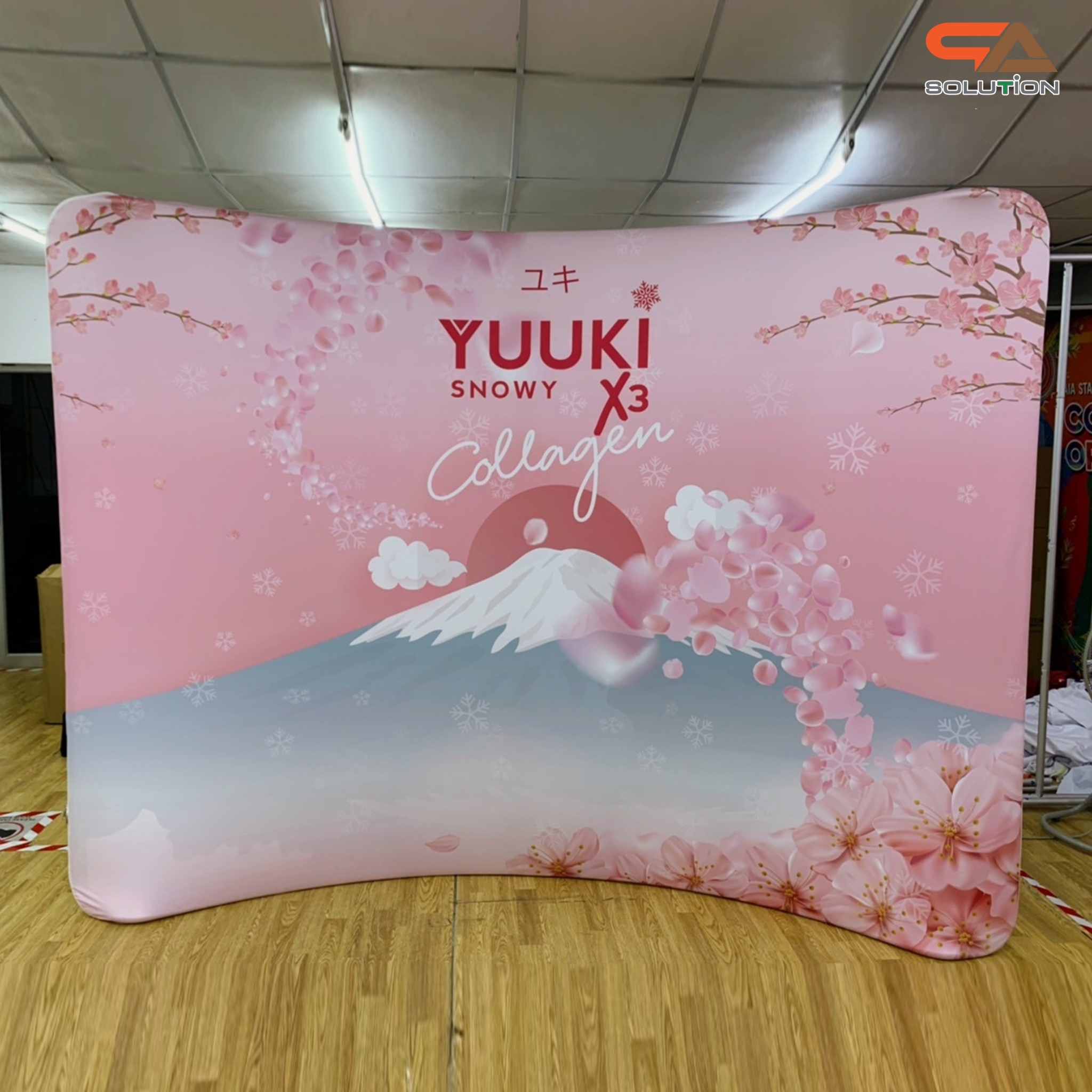 แบคดรอปผ้า Fabric Backdrop รุ่น Curved wall รุ่นโค้ง ขนาด (W)243.8-596 x (H)228 cm.โครงอะลูมิเนียม ถอดประกอบได้ พร้อมกระเป๋าใส่อุปกรณ์ 1 ใบ