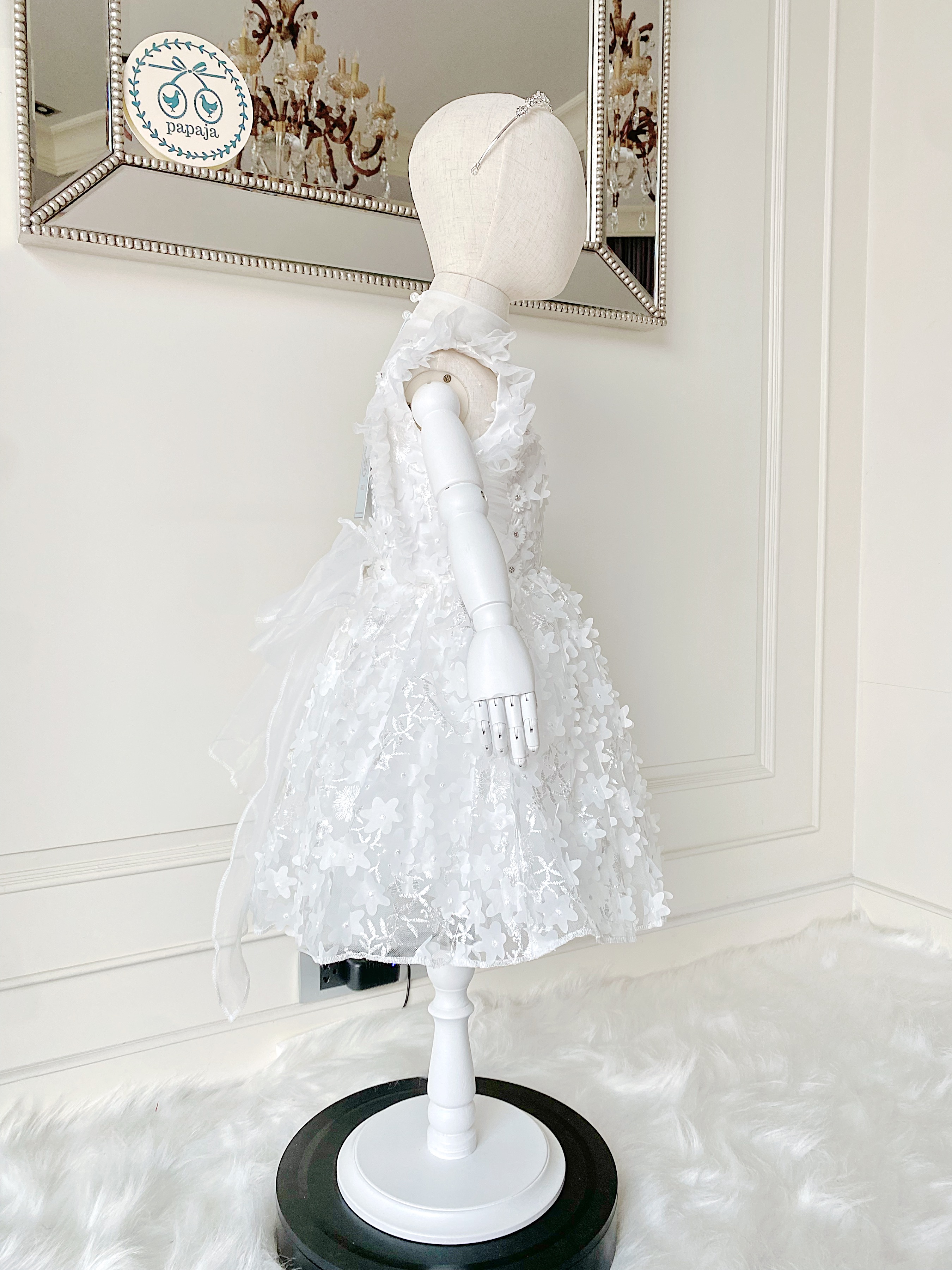 เดรสราตรีสั้นสีแขนขาวออฟไวท ดีเทลตกแต่งผ้า 3D ไดคัทรูปดอกไม้ทั้งชุด