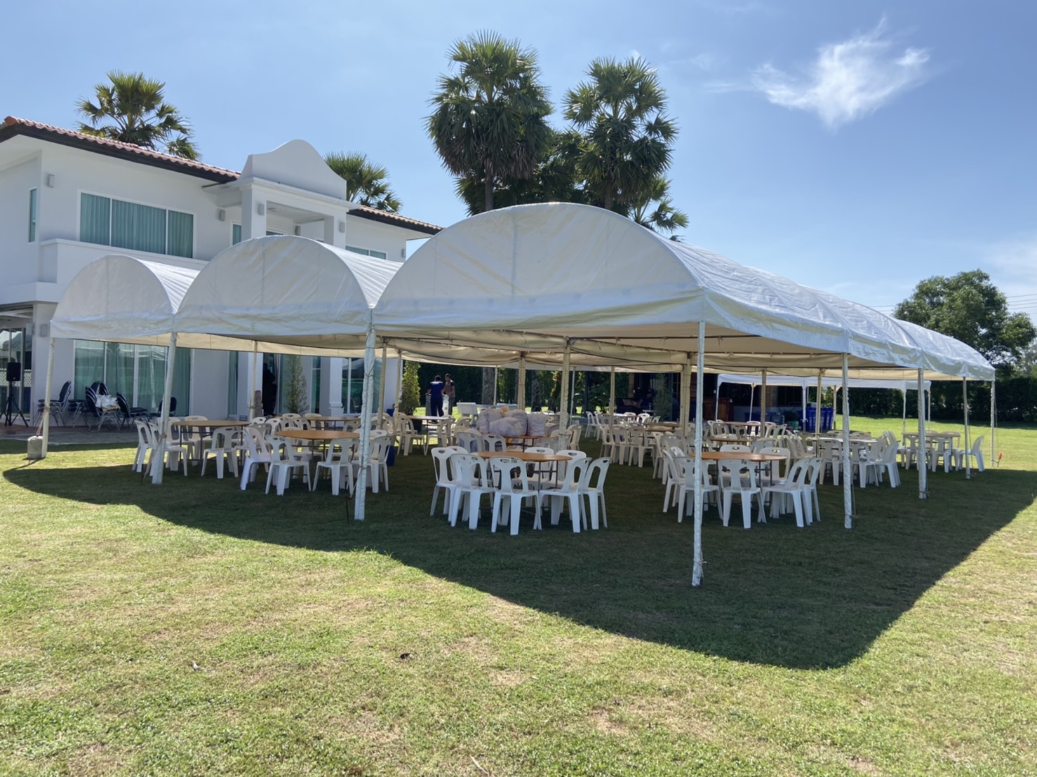 เต็นท์เช่าขนาดกว้าง4ยาว8เมตร(4x8) ทรงโค้งสีขาวเหมาะสำหรับงานจัดงานทุกประเภท