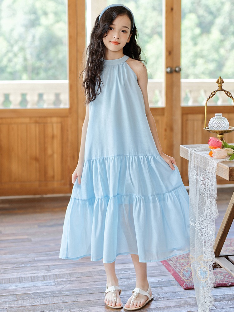 เดรสไหล่ล้ำสีฟ้าพาสเทล แต่งโบว์ที่ช่วงคอด้านหลัง