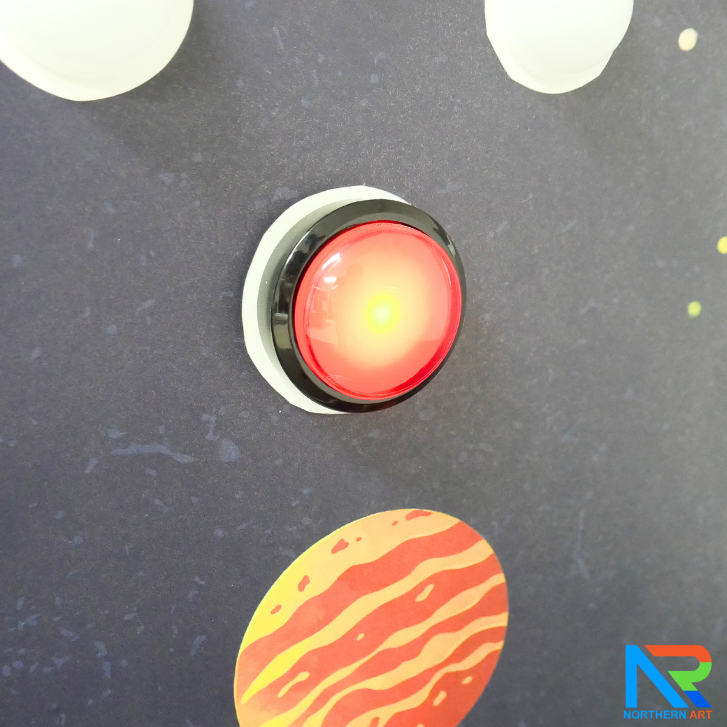 เกมส์วงล้อไฟฟ้าตั้งพื้น แบบปุ่มกดแรนดอม ไฟวิ่งวนพร้อมเสียง ขนาด (W)70 x (D)35 x (H)156 ซม.