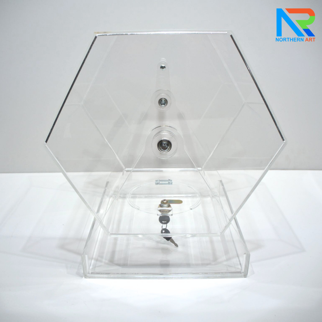 กล่องจับรางวัลอะคริลิค 6 เหลี่ยม ตั้งโต๊ะ ขนาดกล่อง (W)30 x (D)39 cm. มือหมุน ฝาปิดมีกุญแจล็อค แกนหมุนอย่างดี