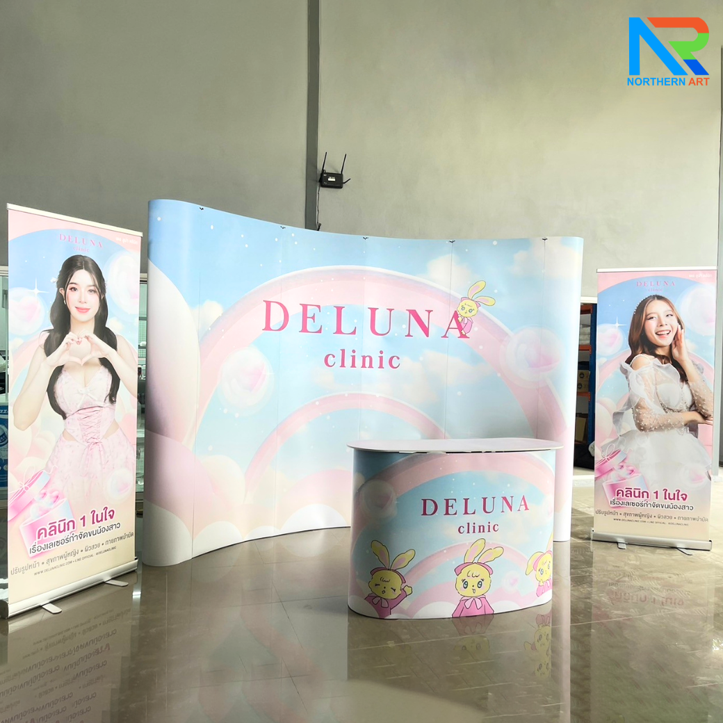 BACK DROP SET ชุดฉากแบคดรอป สำหรับจัดบูธ ประกอบด้วย แบคดรอป รุ่นมน แบบโค้ง + เคาน์เตอร์ออกบูธ + โรลอัพเกรดเอ