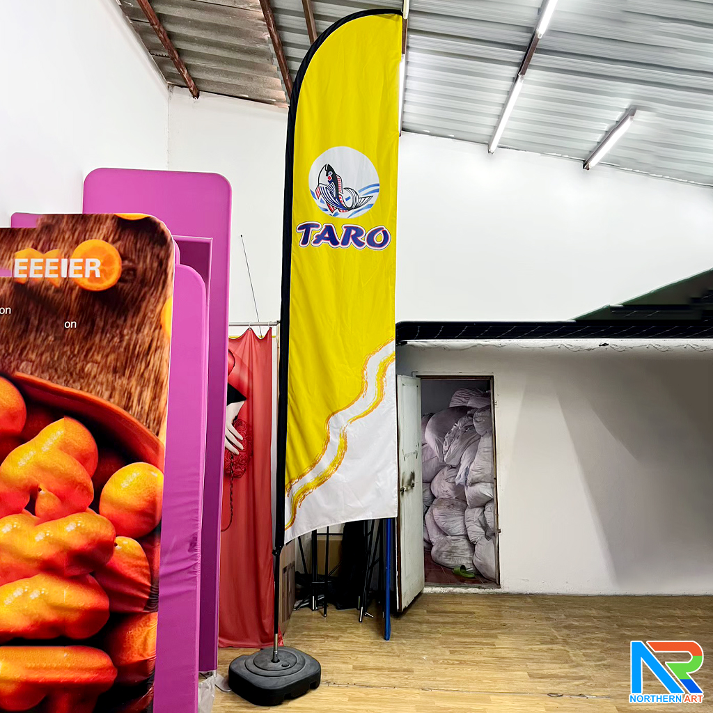 ธงชายหาด รุ่น 2IN 1 ขนาด XL แบบใบกล้วย สูง 500 cm.(เมื่อประกอบเสาและผ้าแล้ว) ถอดประกอบได้ พร้อมกระเป๋า 1 ใบ