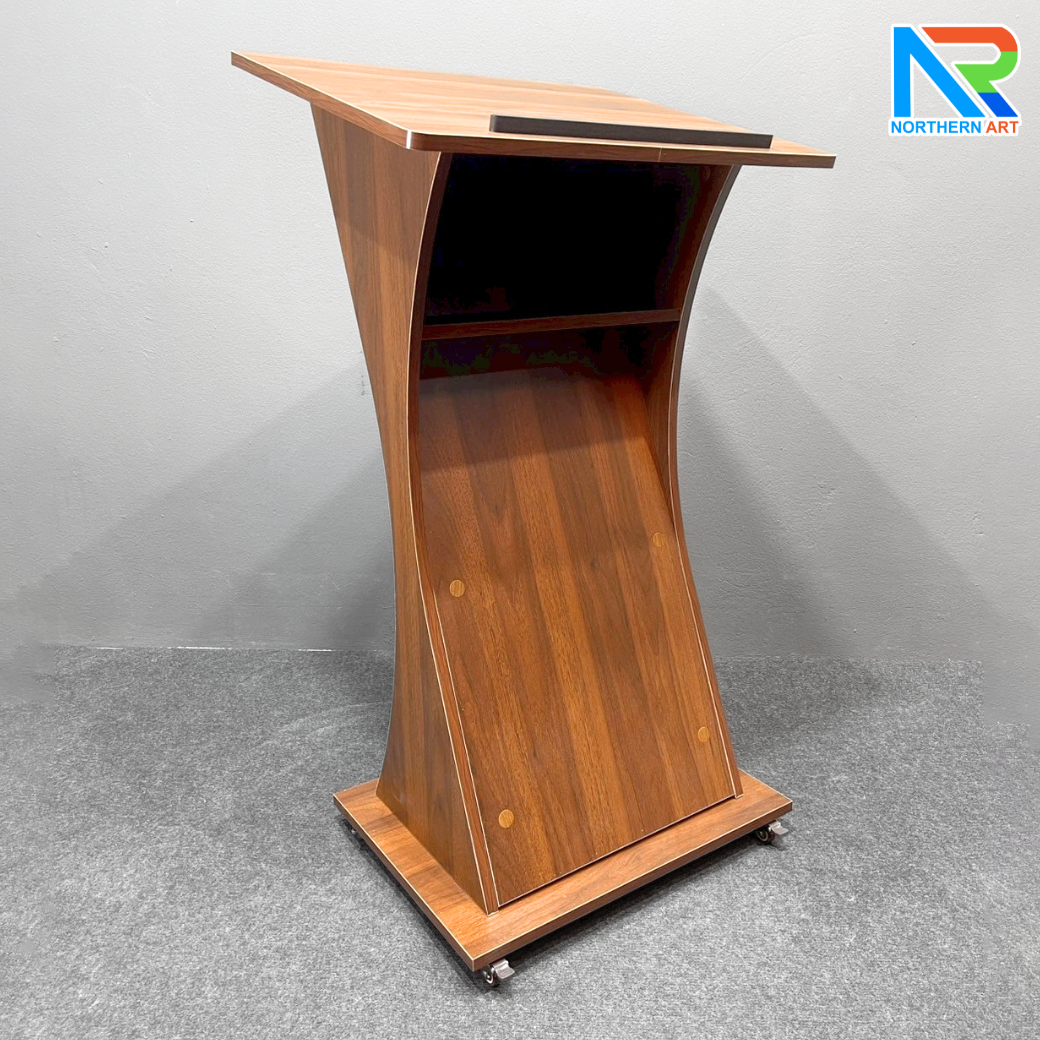 โพเดียมไม้ สีน้ำตาล TOPเอียง ขนาด (W)60 x (L)50 x (H)108 cm. พร้อมล้อเลื่อนและชั้นวางของ