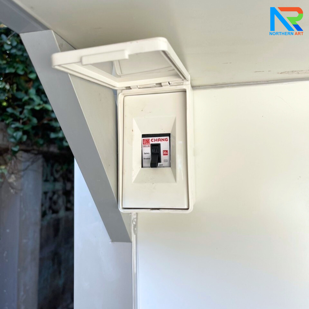 ป้อมยามสำเร็จรูป รุ่น ISOWALL ขนาด 1.20x1.20 ม.โครงสร้างเหล็ก ผนังISOWALL หนา 50 มม.กรอบประตู-หน้าต่าง อะลูมิเนียมสีเงิน