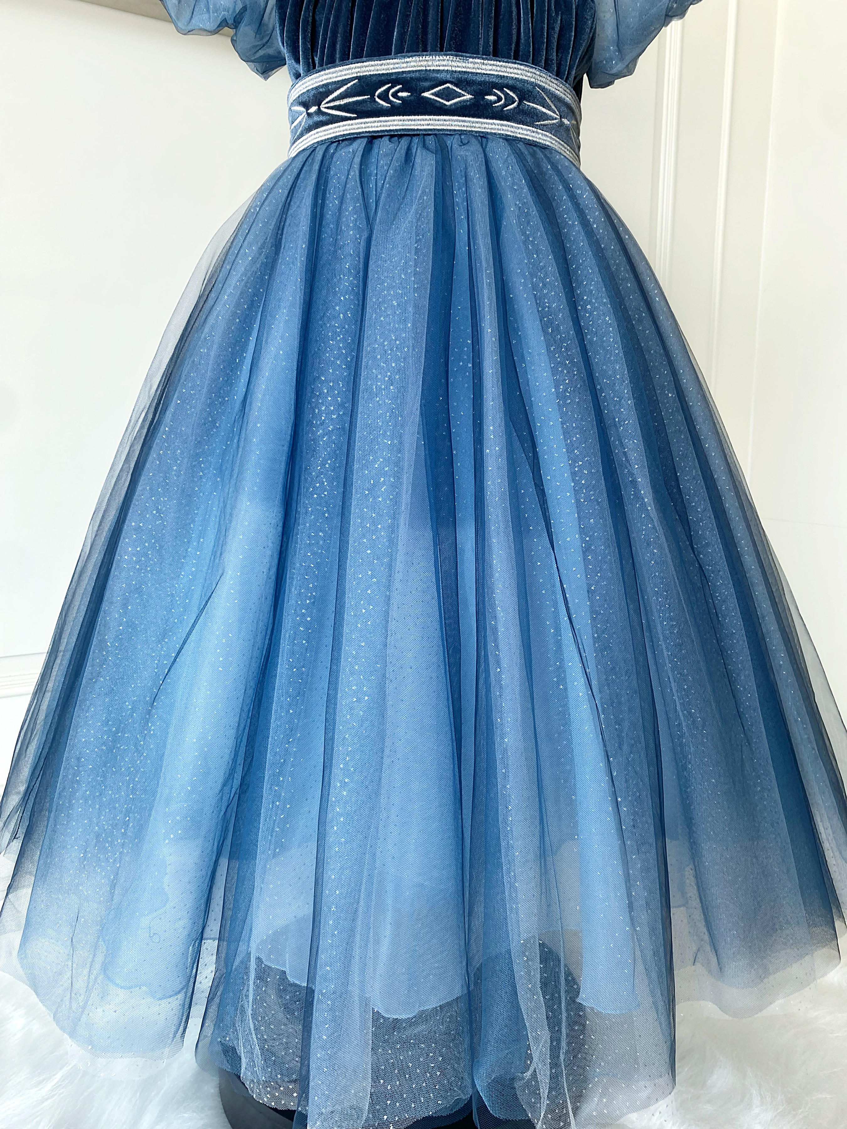 ชุดเจ้าหญิงเอลซ่าแขนตุ๊กตาสีน้ำเงินกรมท่า รุ่นไฮพรีเมี่ยม ดีเทลลายปักดิ้นเงินรอบเอวสุดหรู