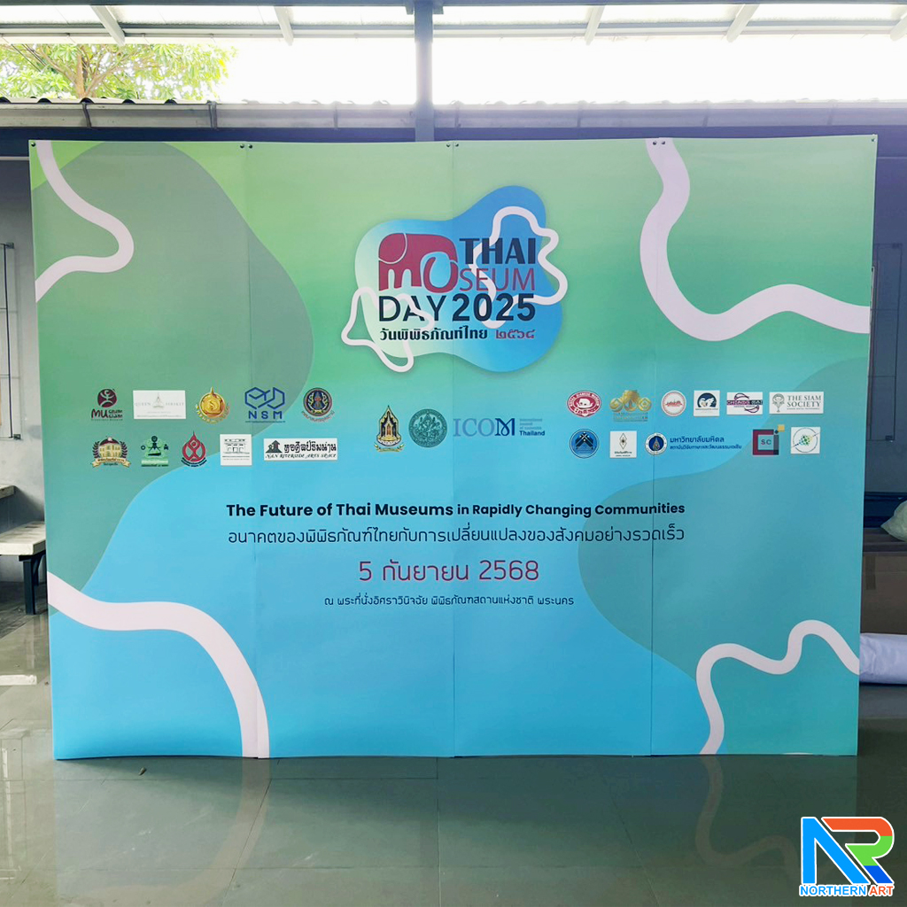 BACK DROP ฉากแบคดรอป รุ่นเหลี่ยม แบบตรง โครงอะลูมิเนียมพร้อมงานพิมพ์ + โคมไฟ 2 ชุด และกระเป๋าล้อลาก 1 ใบ