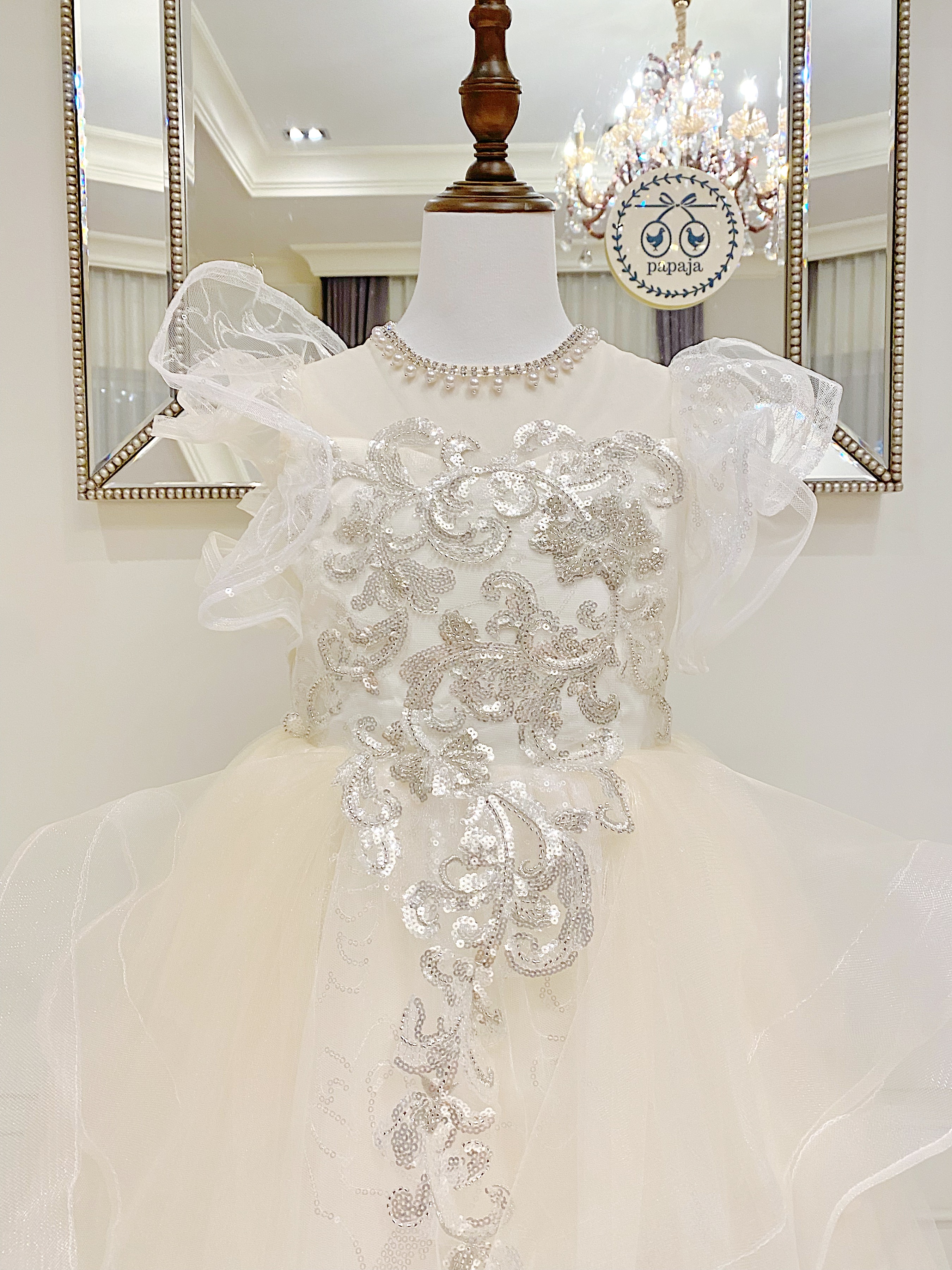 เดรสออกงานราตรียาวแขนสั้นสีขาวครีมสวยหวานมากๆ