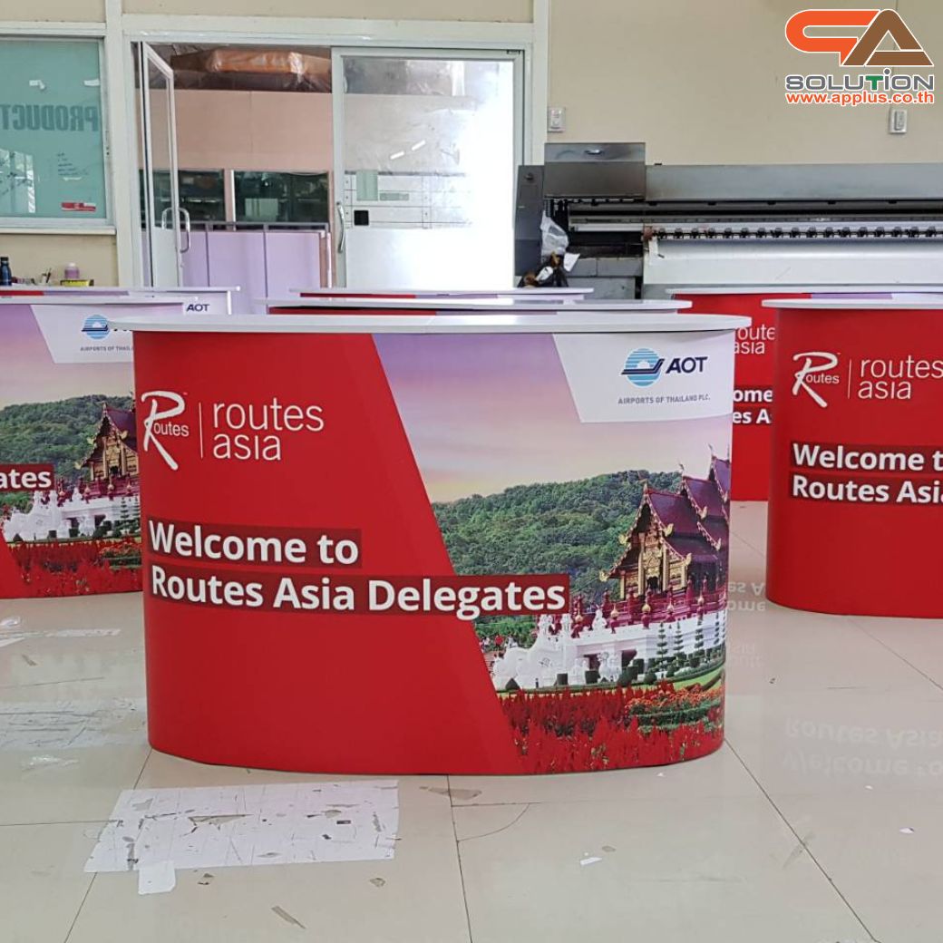 เคาน์เตอร์ออกบูธ รุ่นโค้ง TOPสีขาว มีชั้นวาง ขนาด (W)131 x (D)39 x (H) 87 cm.โครงอะลูมิเนียม พับเก็บได้ เคลื่อนย้ายสะดวก