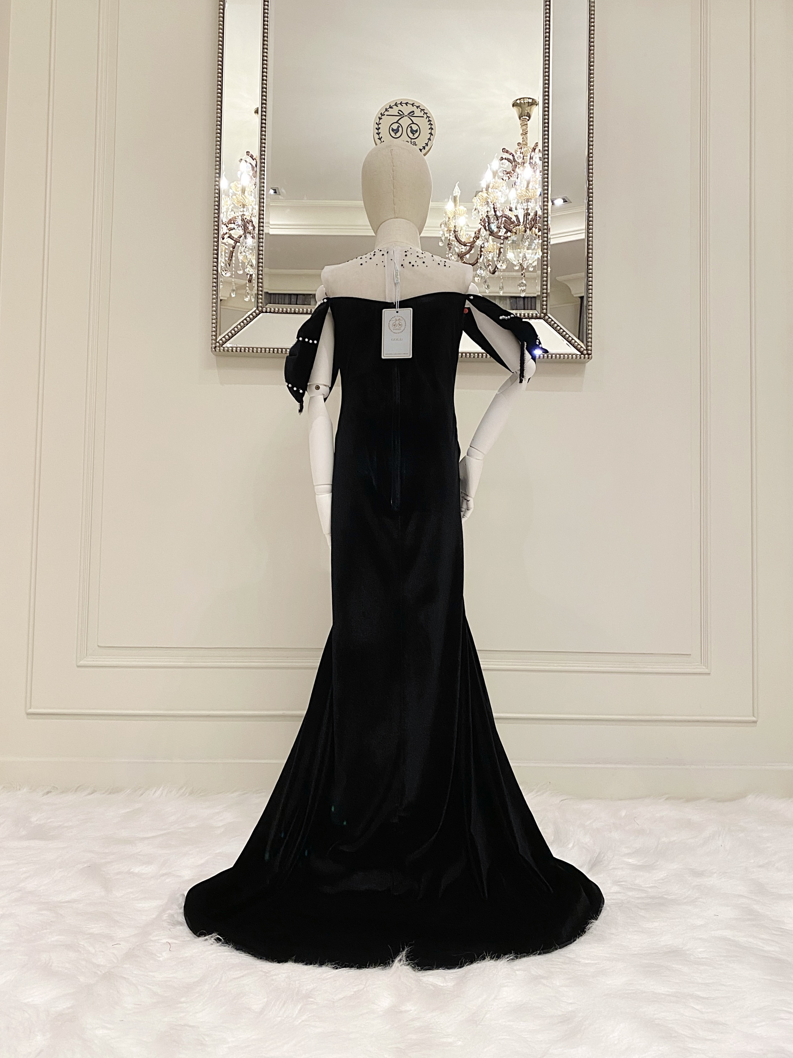 เดรสราตรียาวหางปลาสีดำแขนกุด ดีเทลประดับโบว์ที่ต้นแขน 2 ด้าน