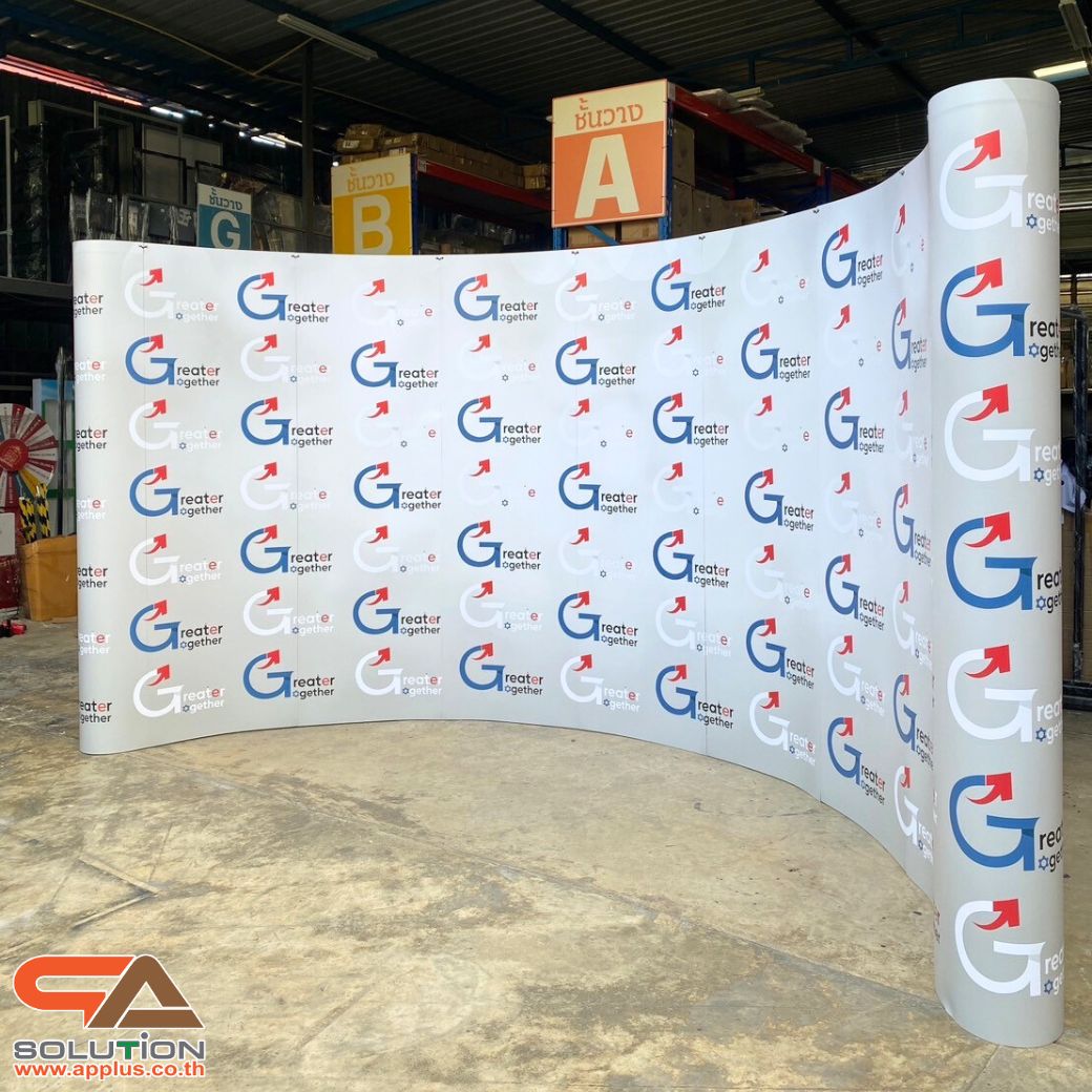 BACK DROP ฉากแบคดรอป รุ่นมน แบบโค้ง โครงอะลูมิเนียม ถอดประกอบได้ พร้อมงานพิมพ์+โคมไฟ พร้อมกระเป๋าล้อลาก 1 ใบ