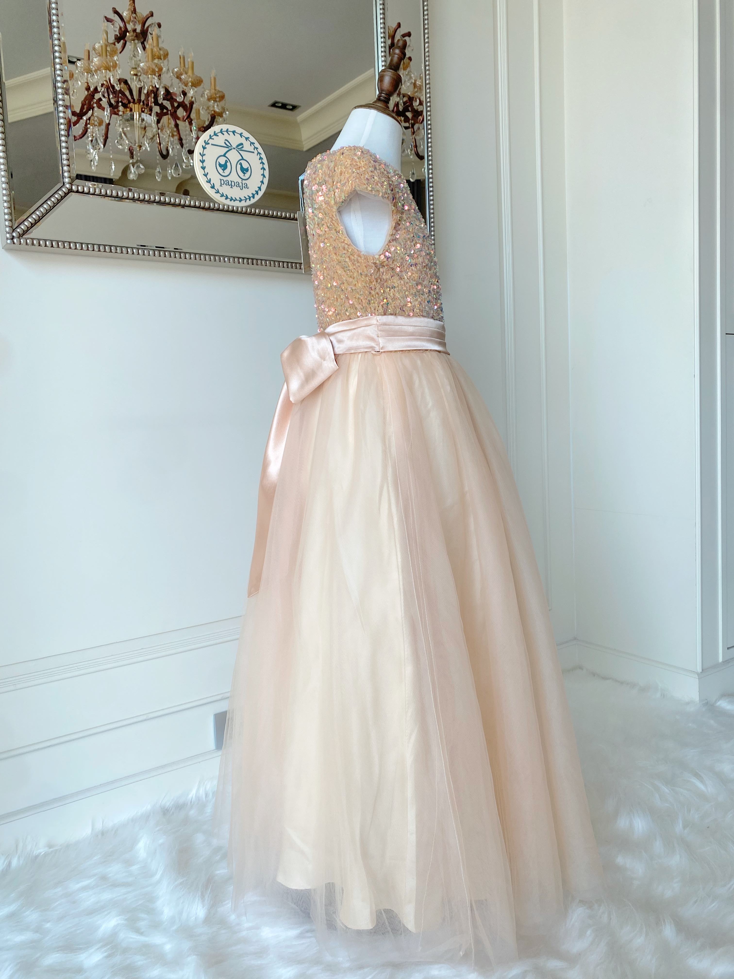 เดรสออกงานราตรียาวแขนล้ำ สีแชมเปญ (งานไฮพรีเมี่ยม) ด้านบนปักเลื่อม ช่วงกระโปรงผ้าโปร่งซอฟท์ๆ ละมุน